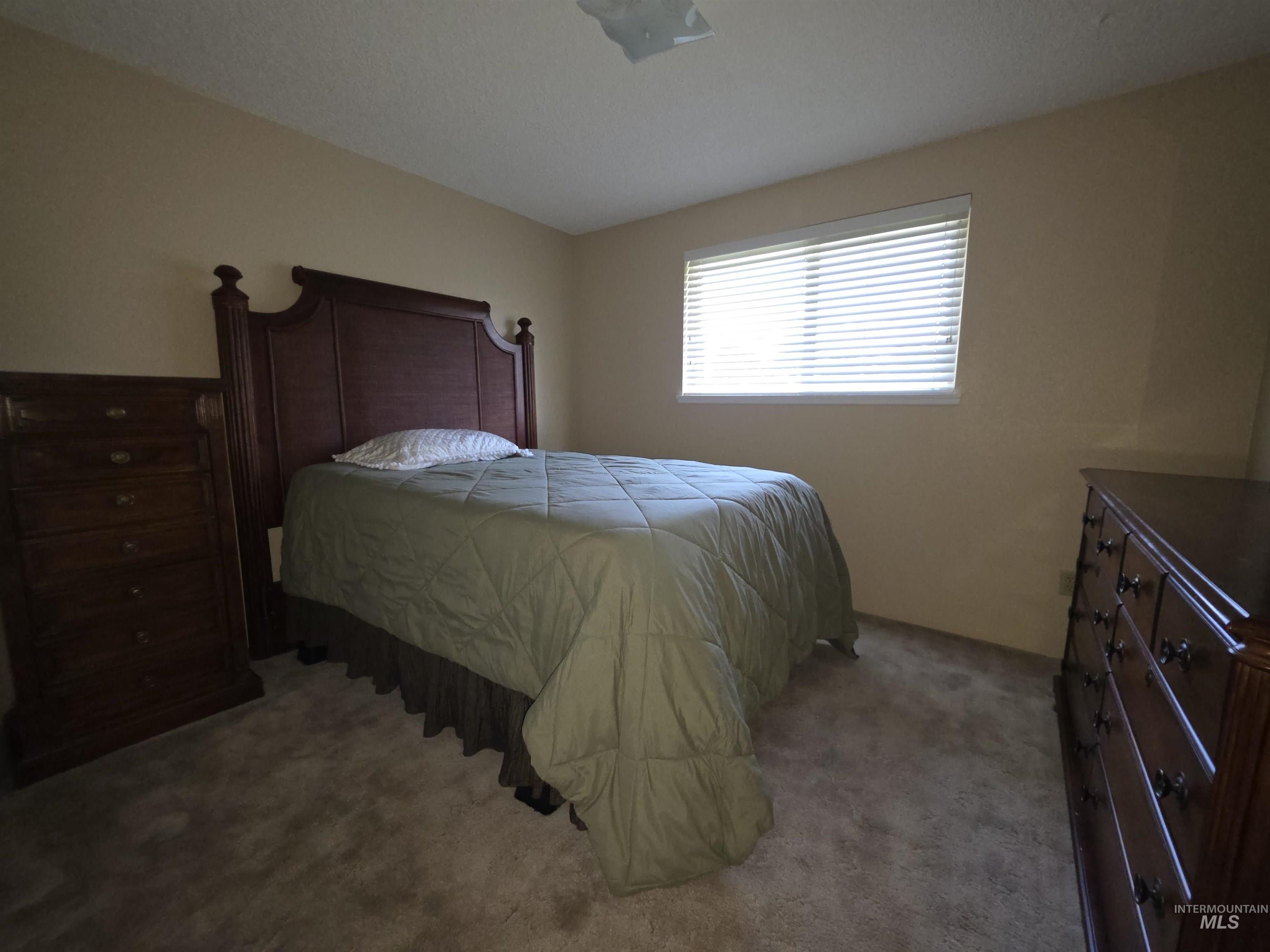 1012 W Camelot Dr