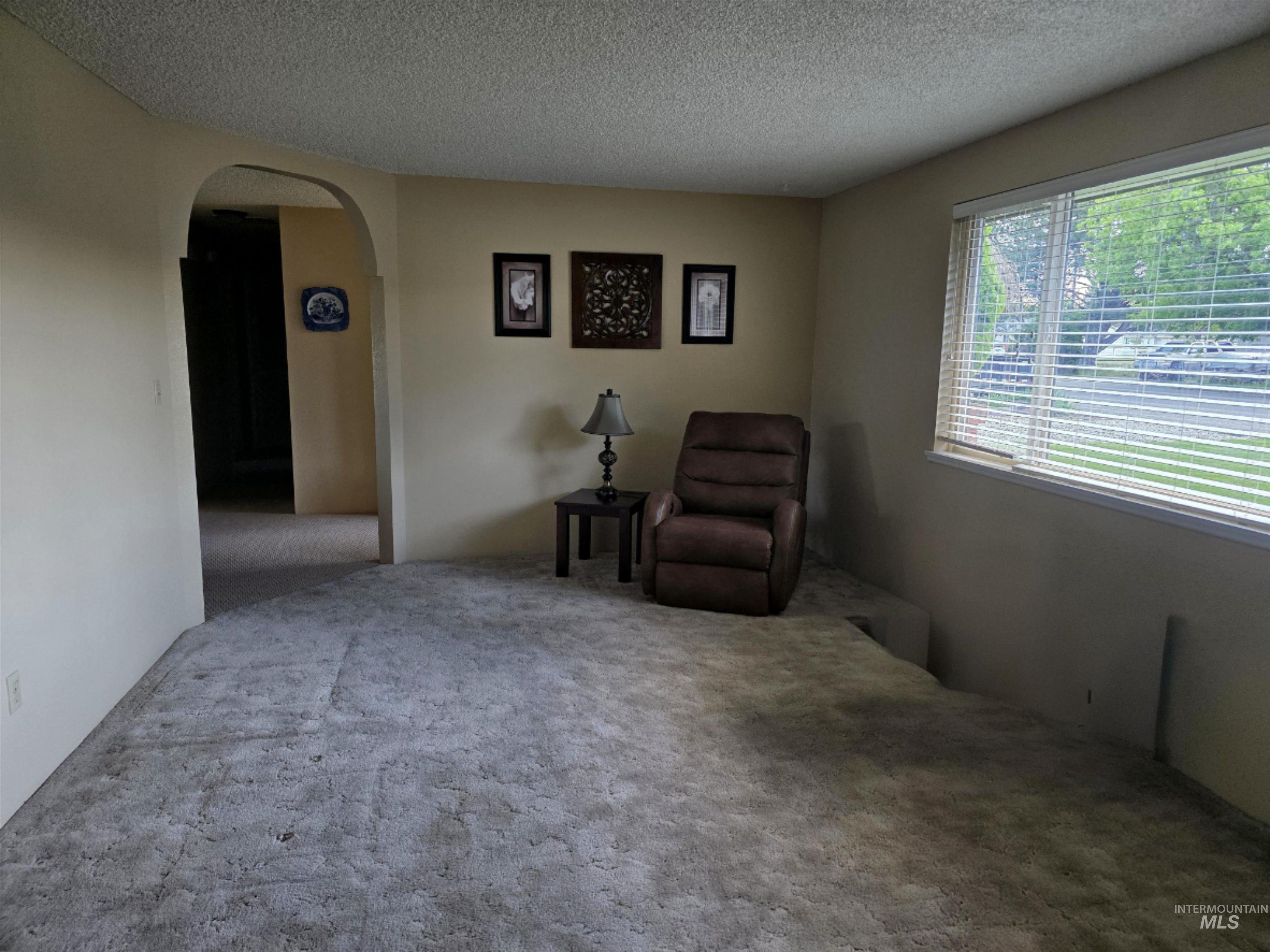 1012 W Camelot Dr