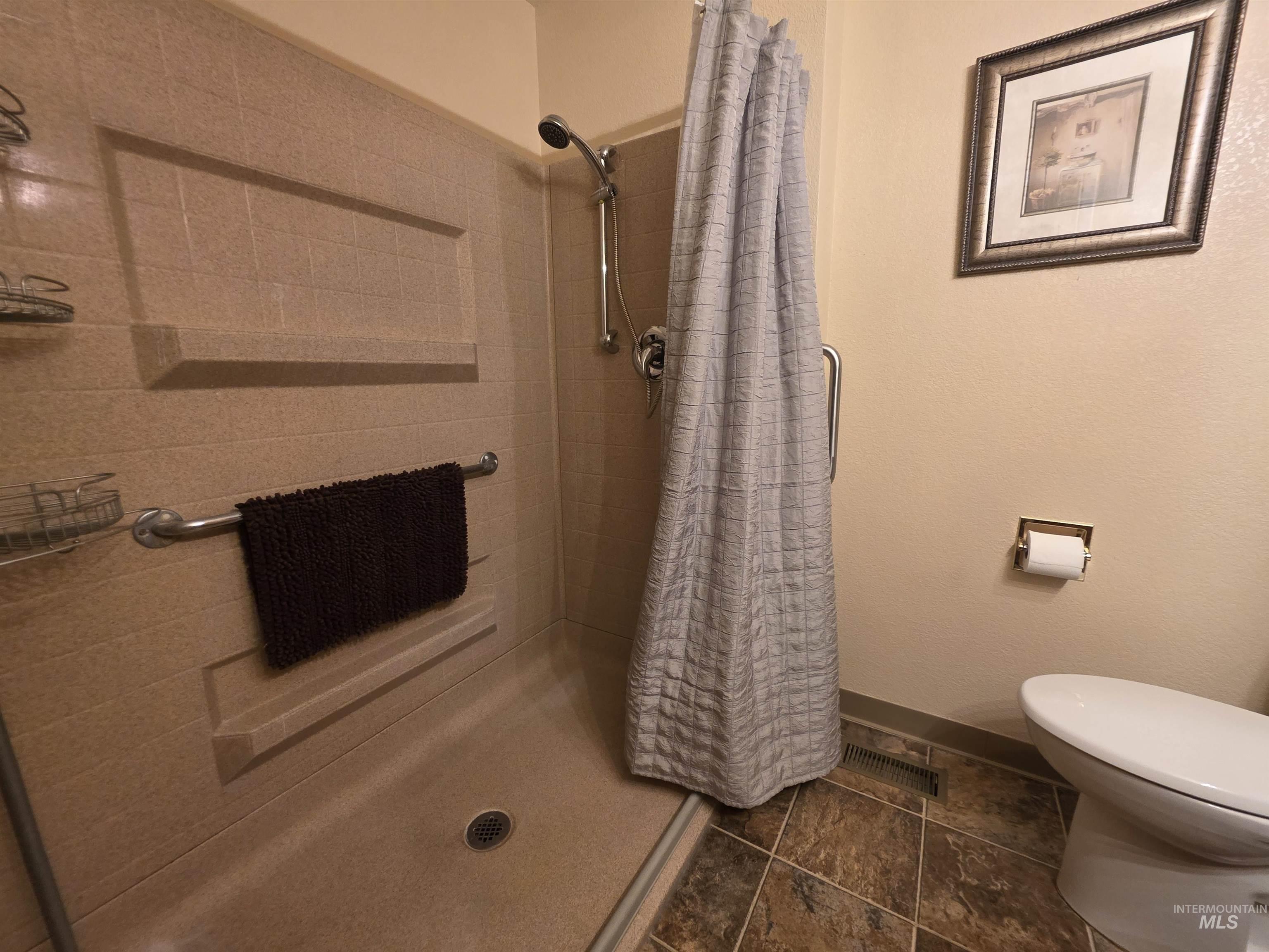 1012 W Camelot Dr