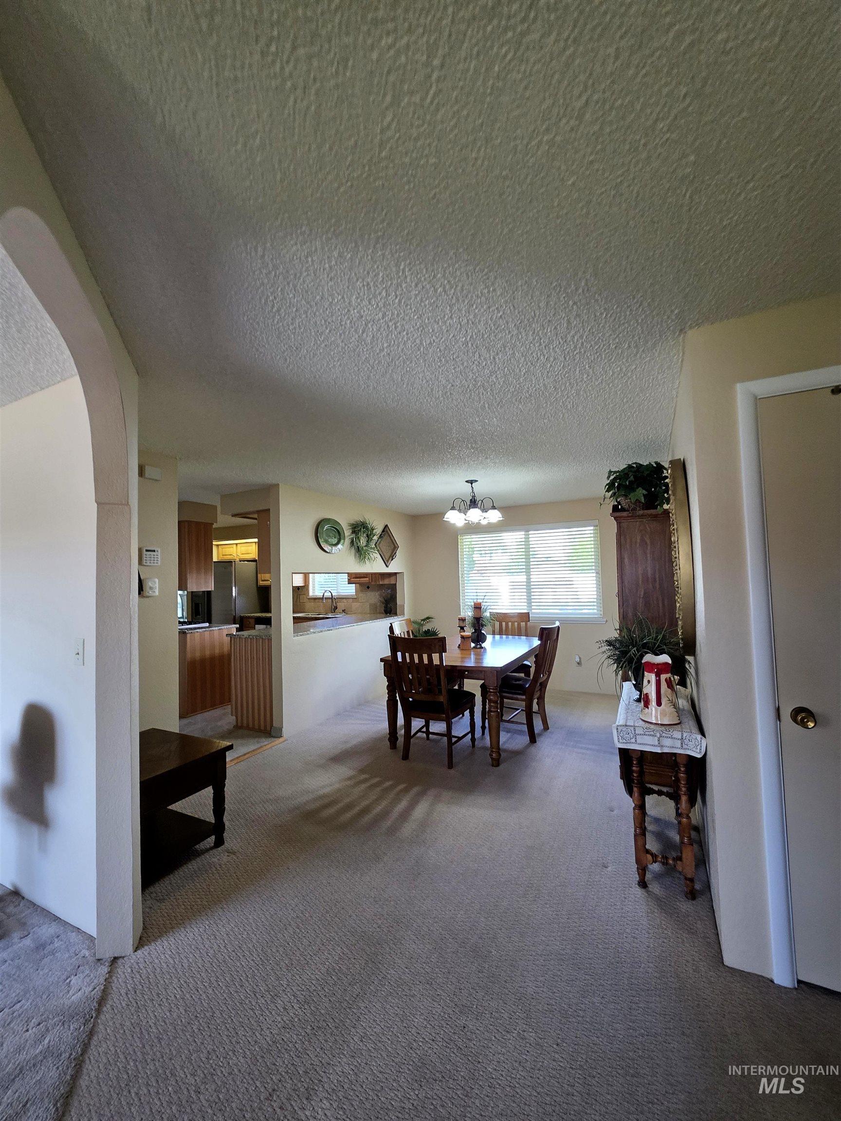 1012 W Camelot Dr