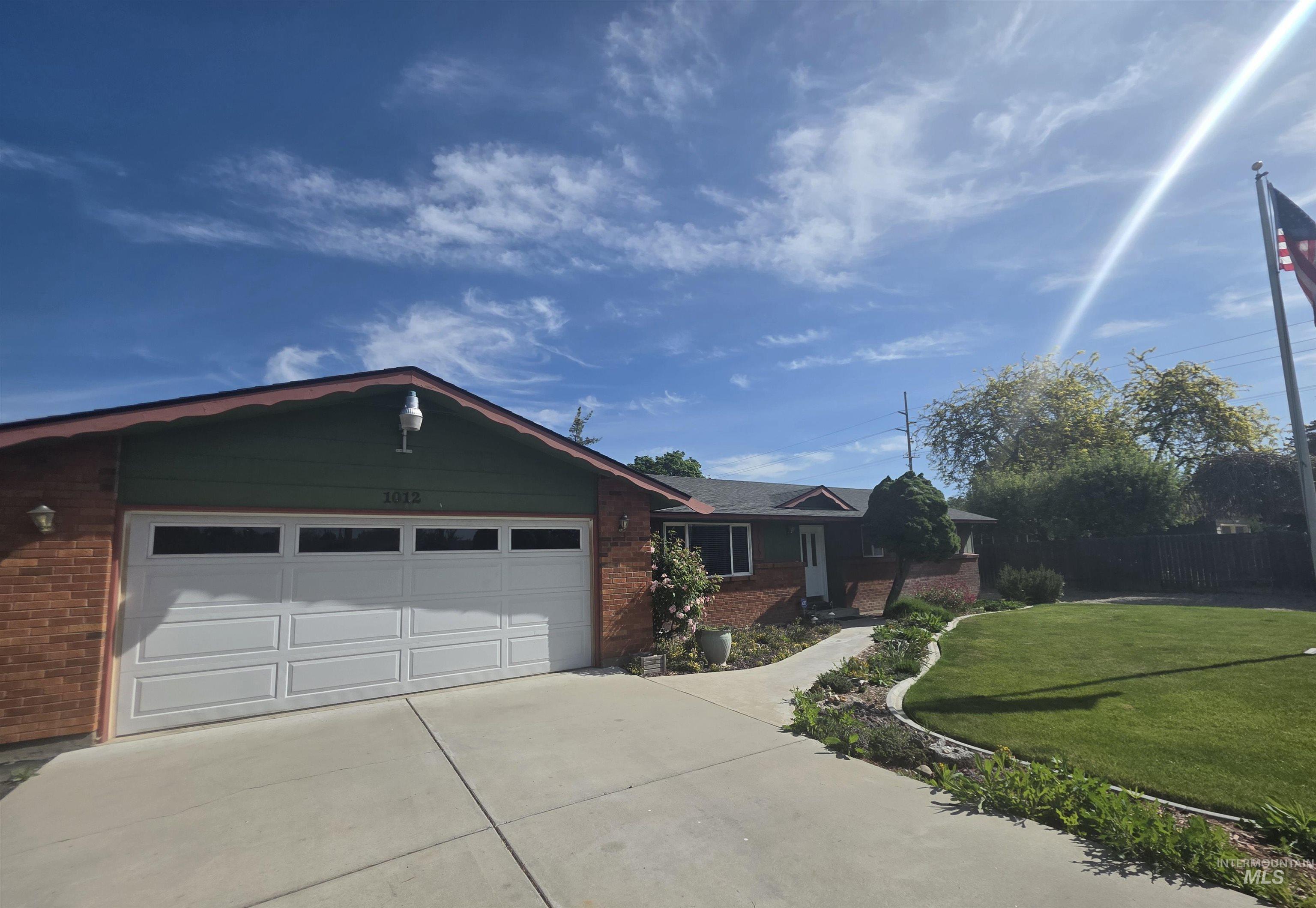 1012 W Camelot Dr
