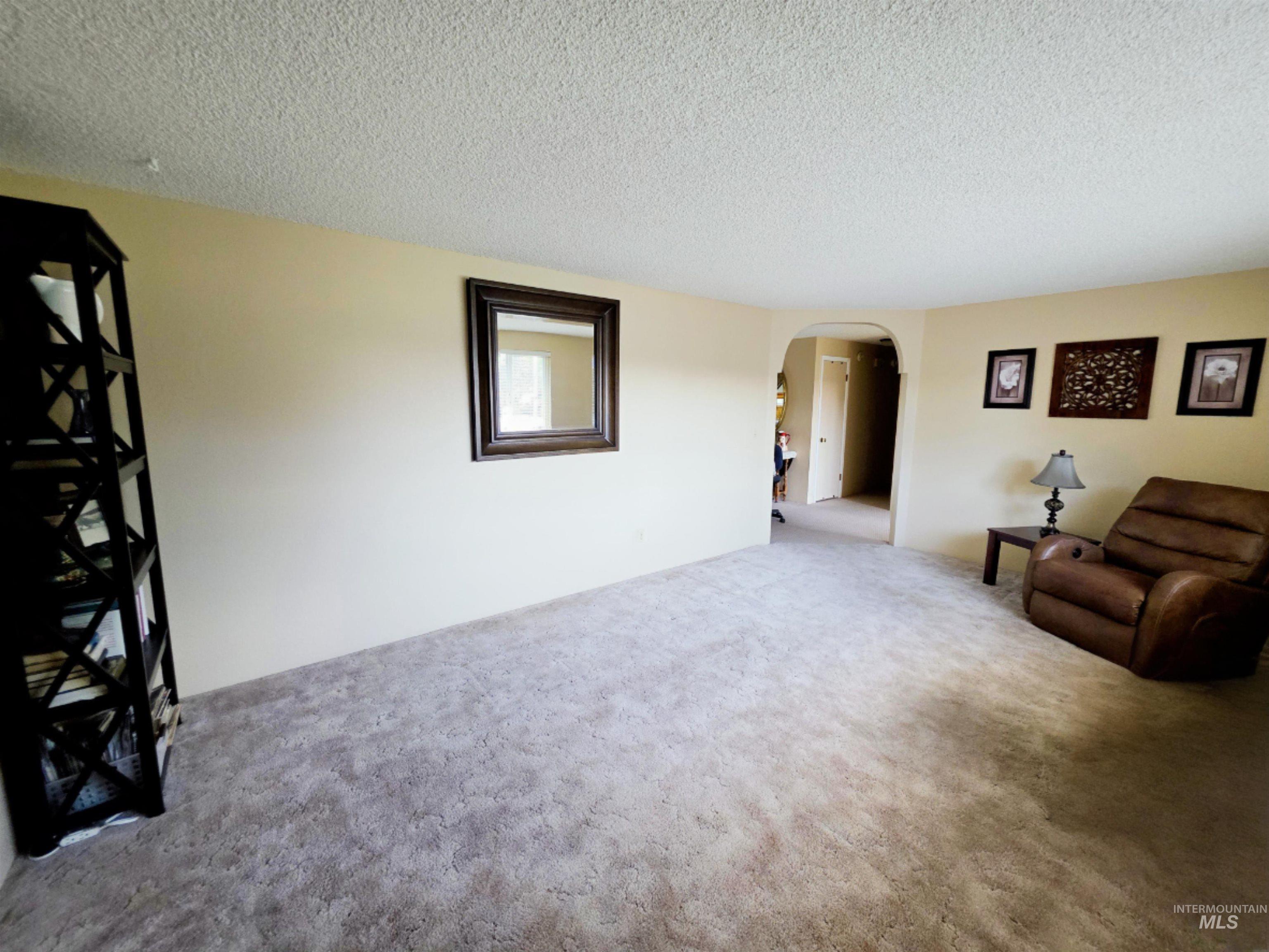 1012 W Camelot Dr
