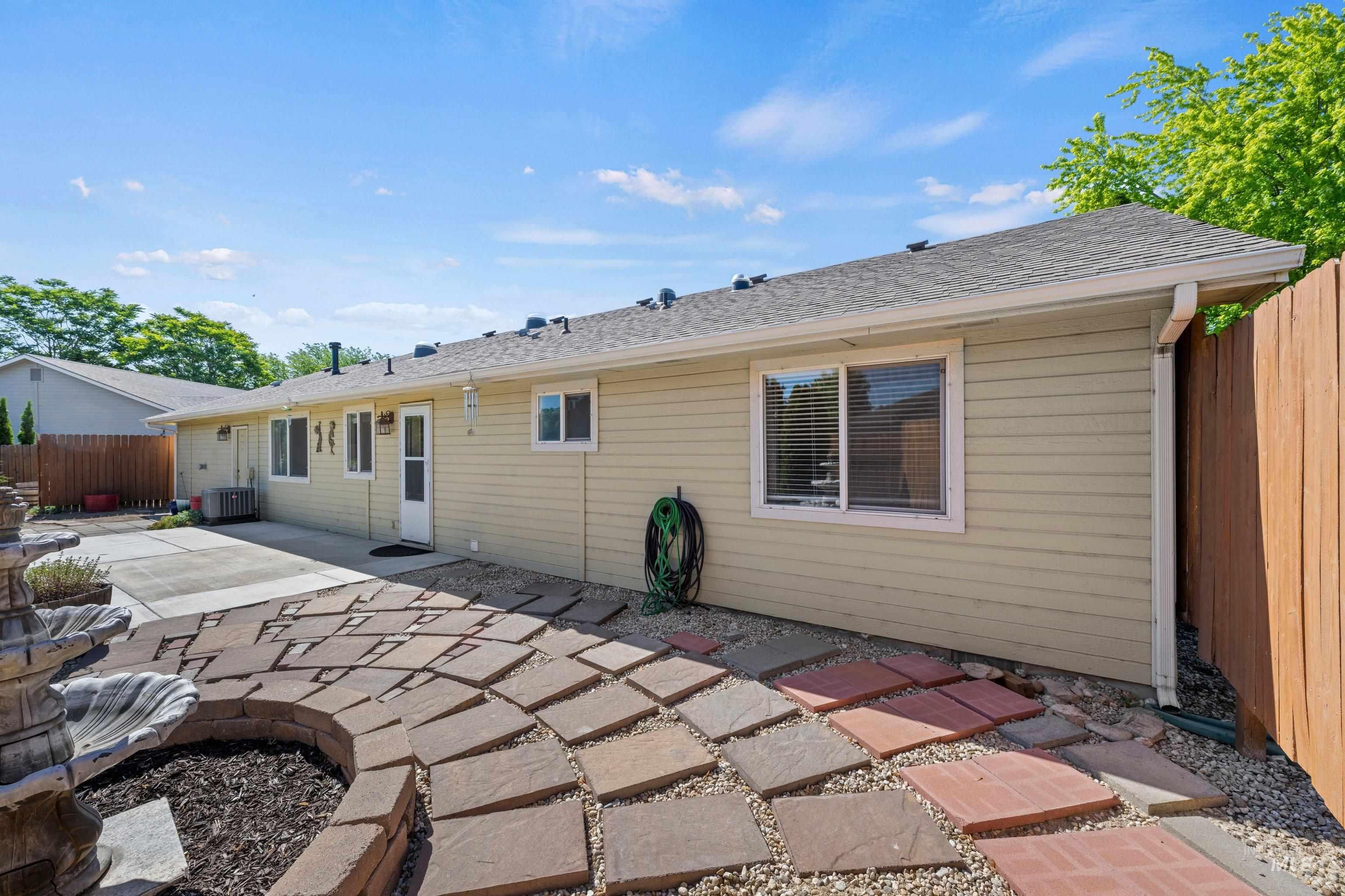 156 E Eastbrook Ct