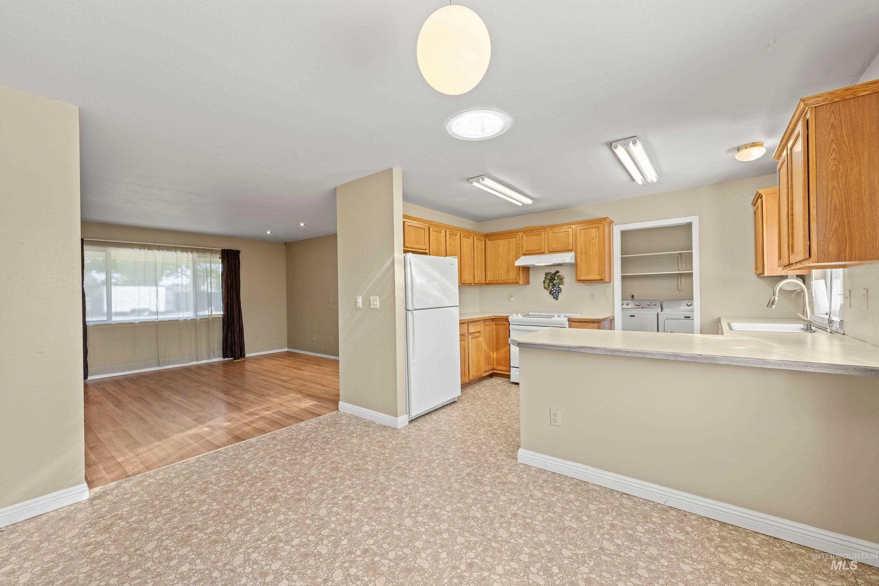 156 E Eastbrook Ct