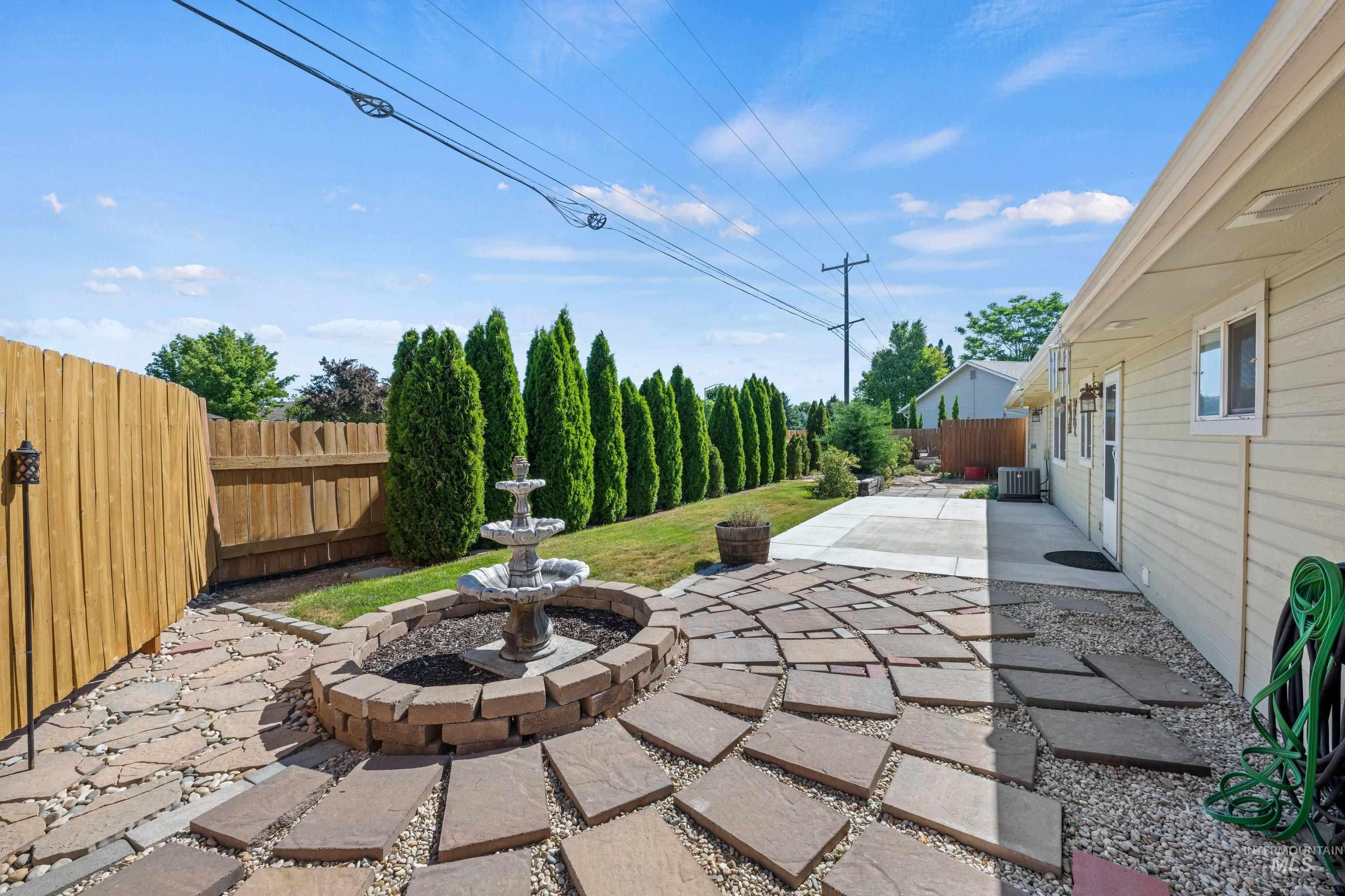 156 E Eastbrook Ct