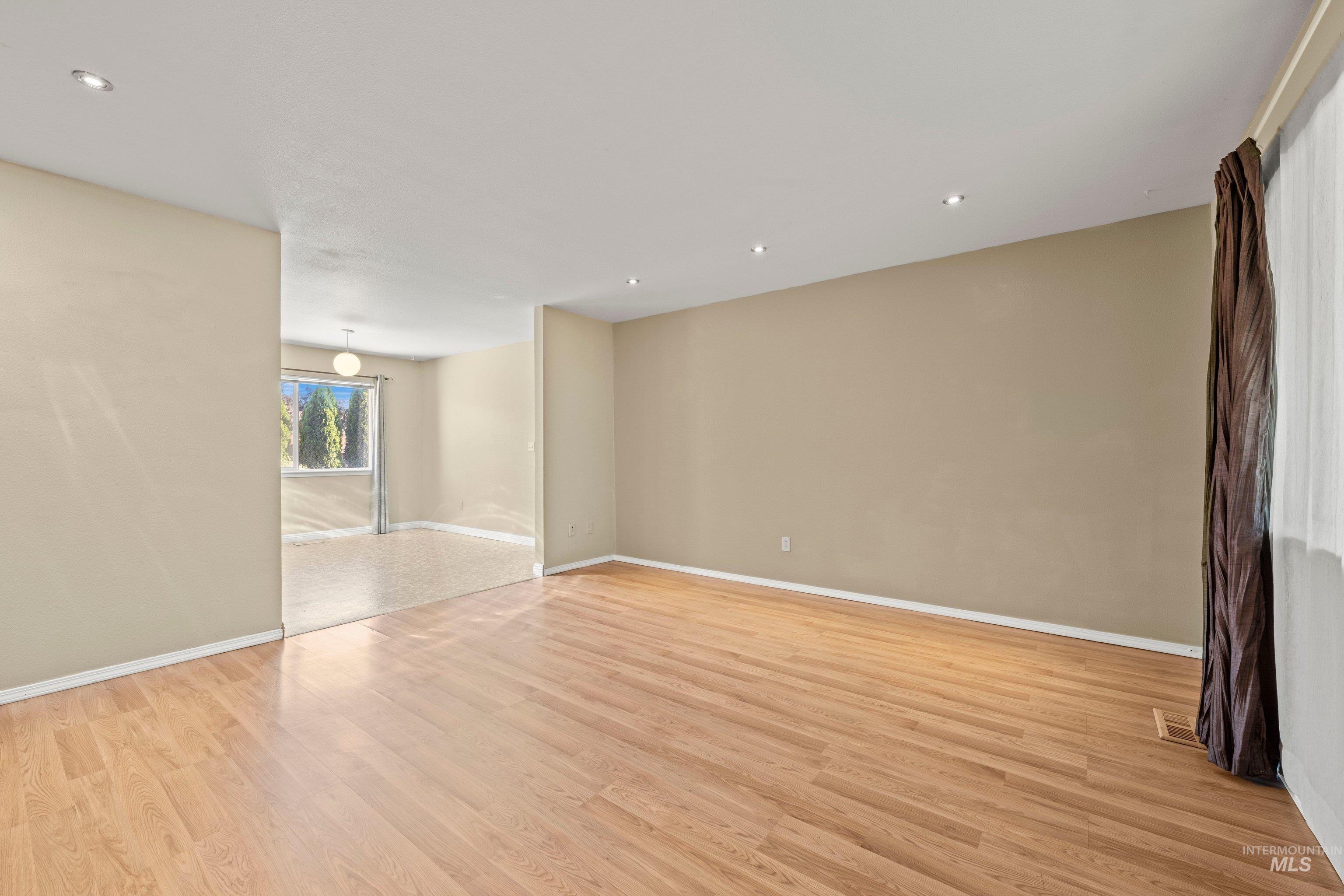 156 E Eastbrook Ct