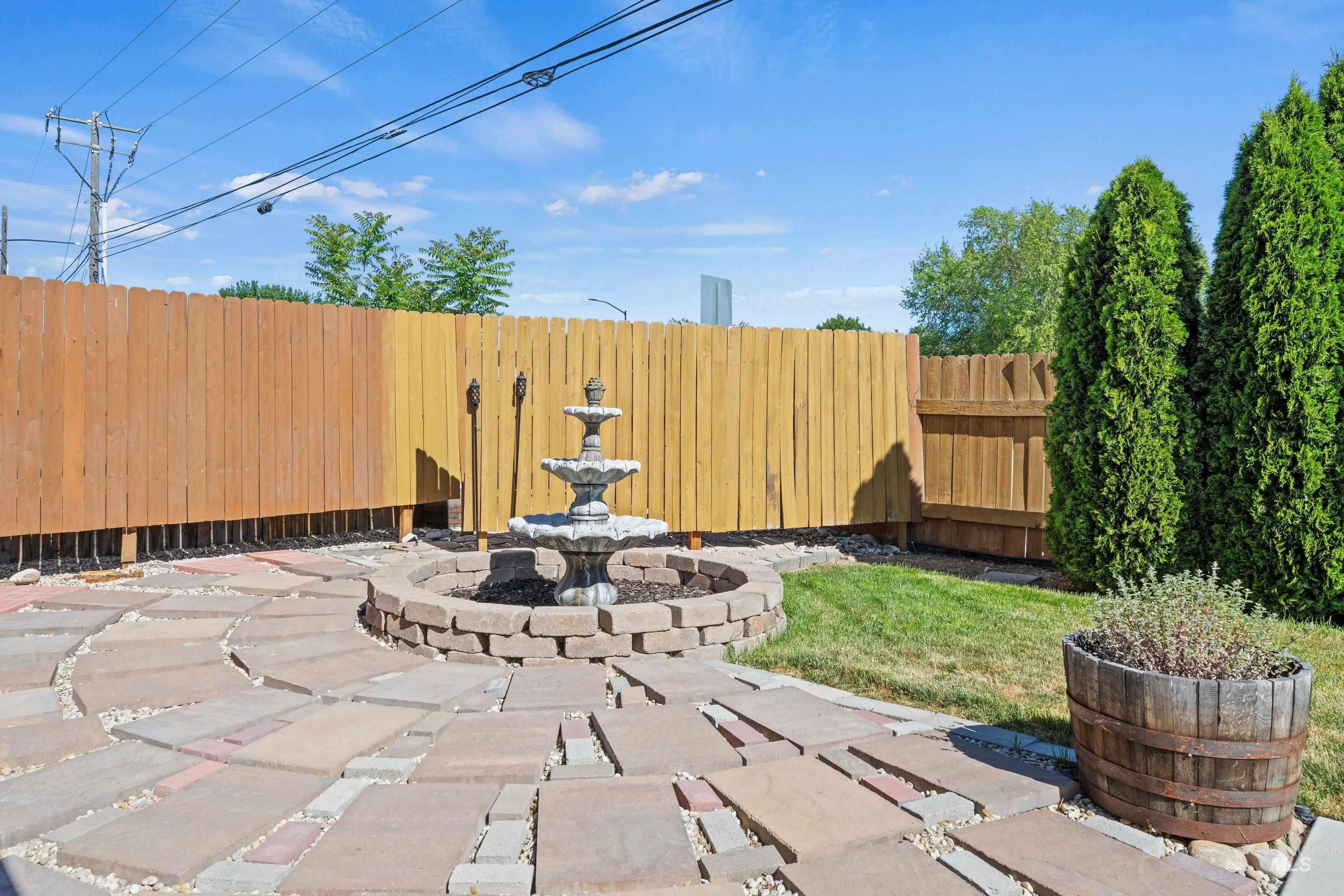 156 E Eastbrook Ct