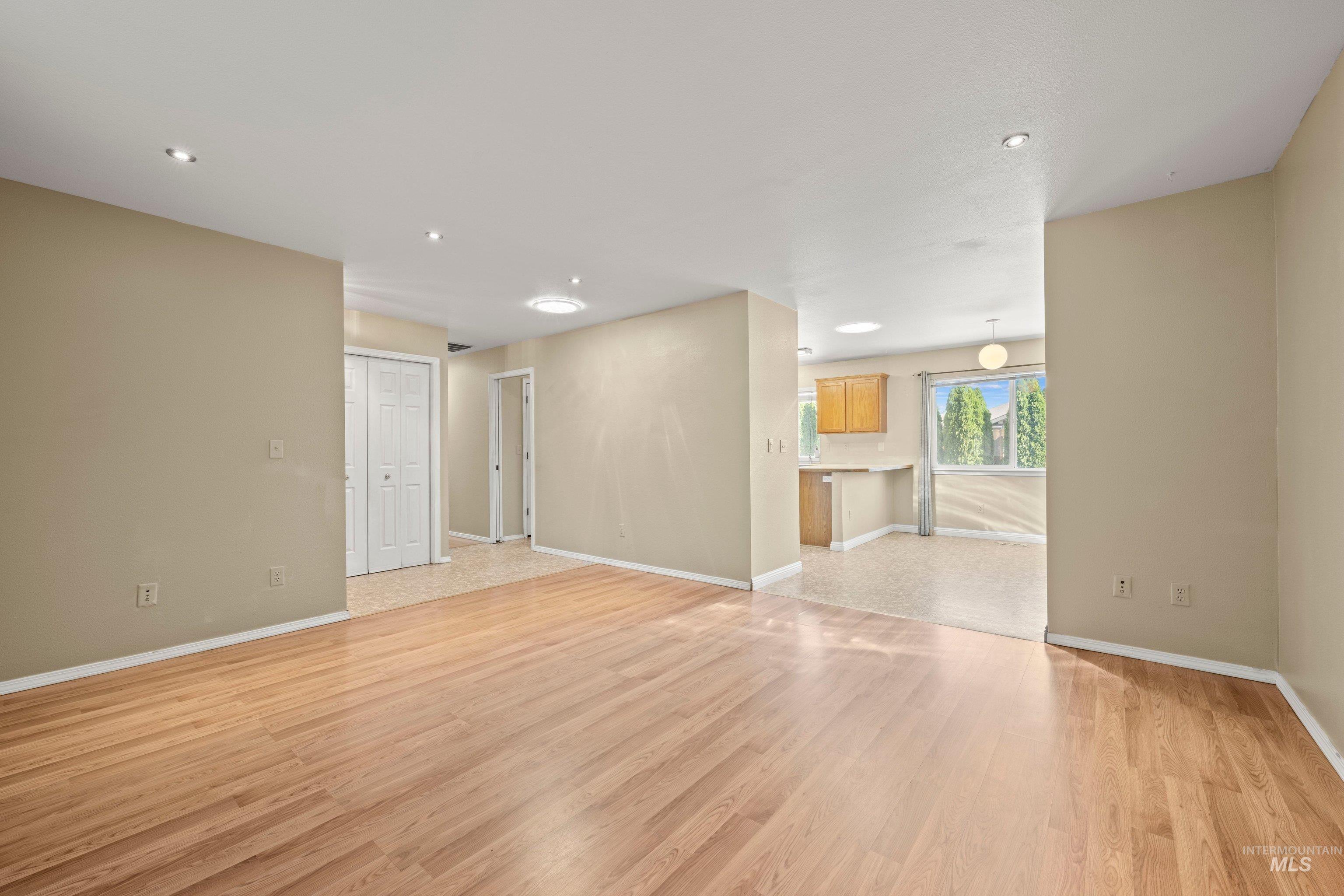156 E Eastbrook Ct
