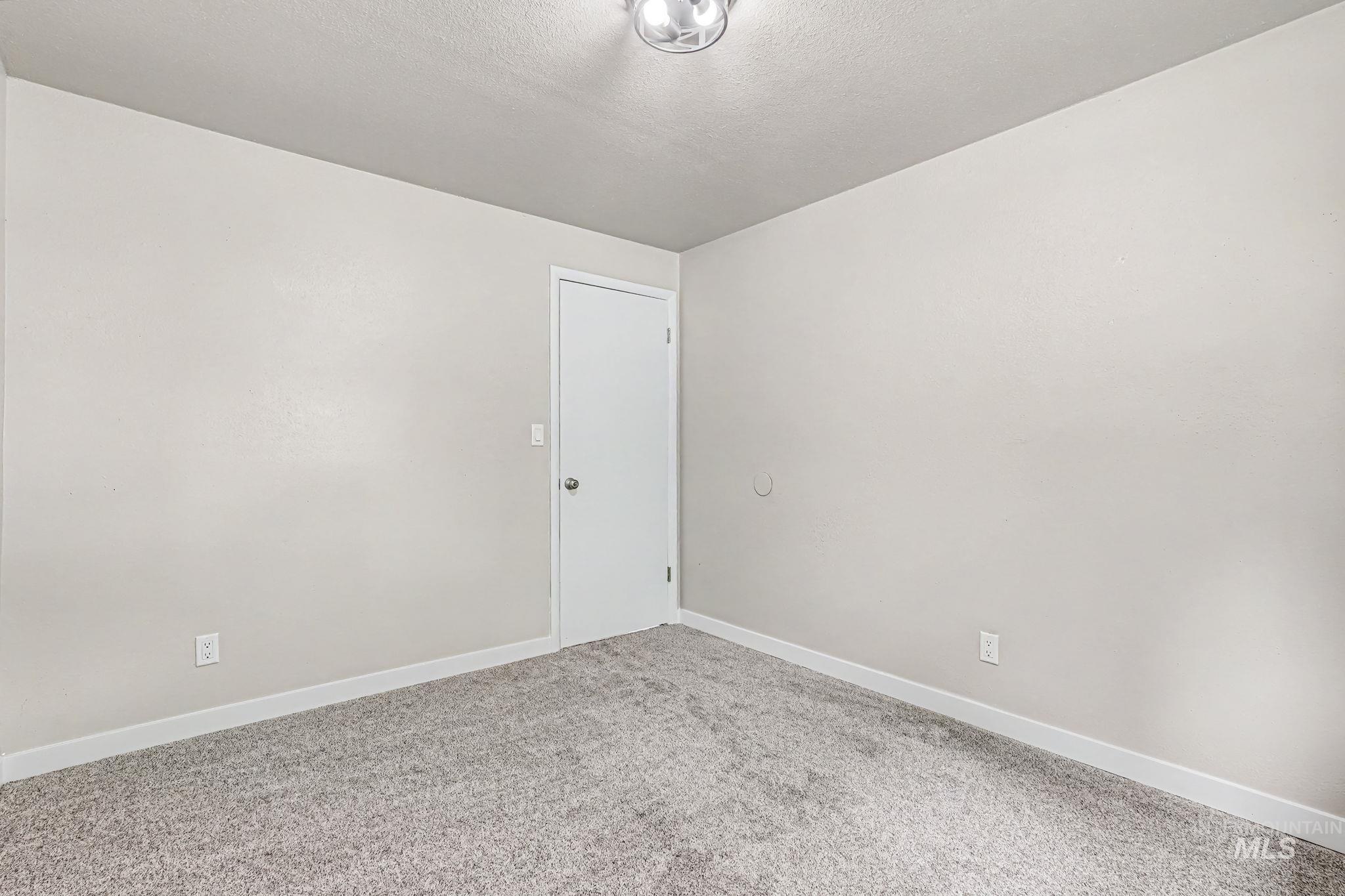 8 S Canyon Dr