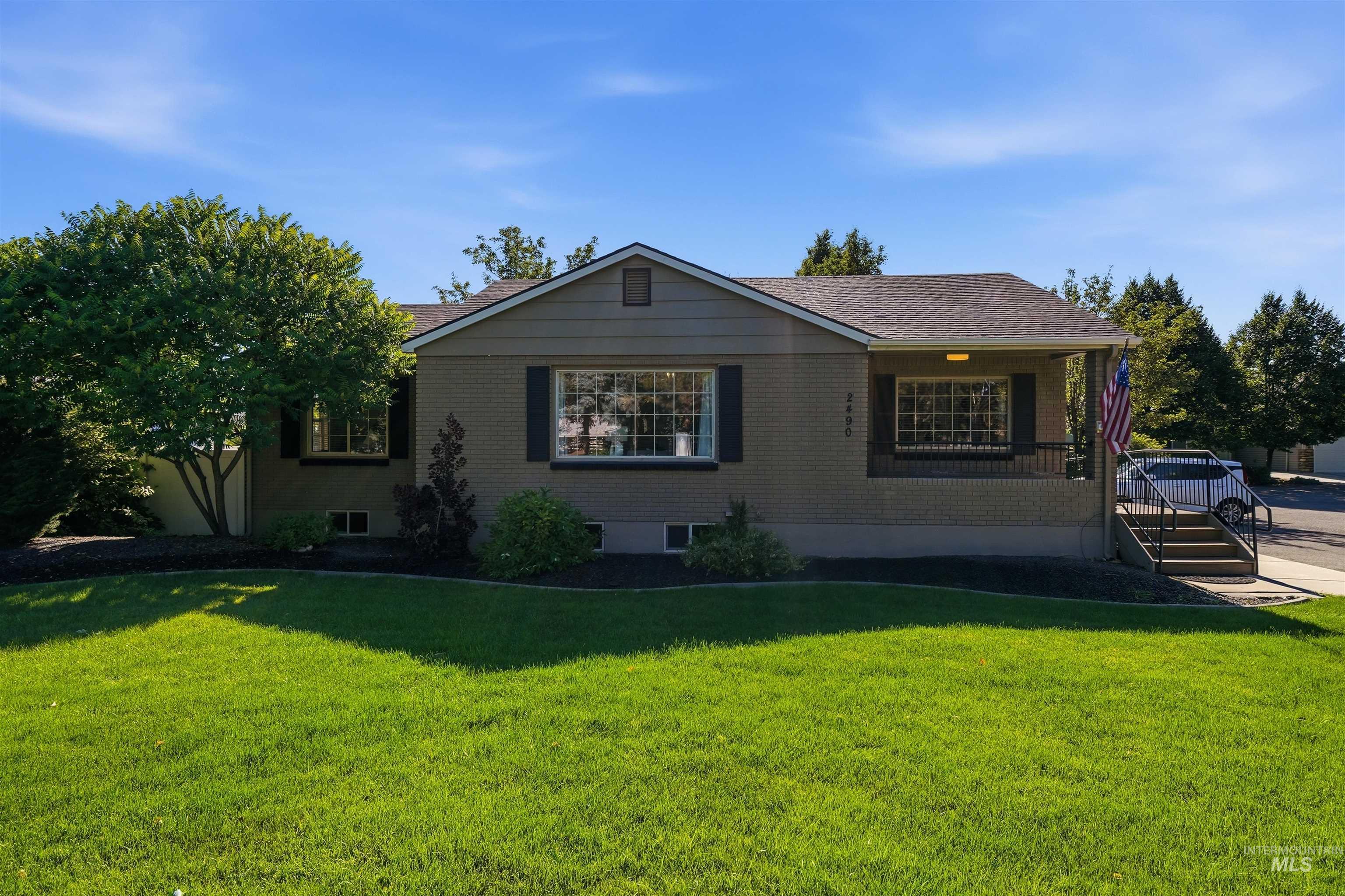 2490 N Locust Grove