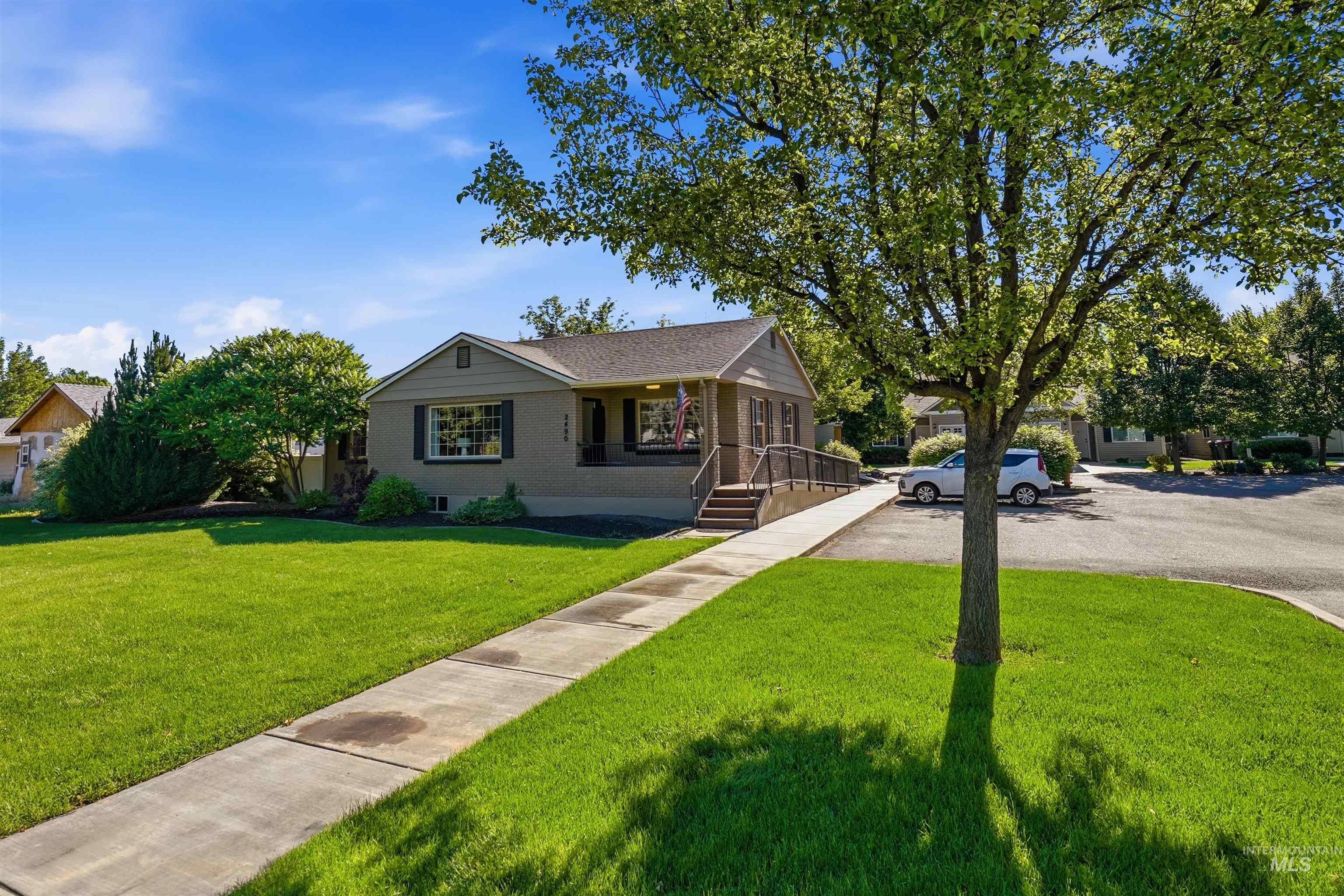 2490 N Locust Grove