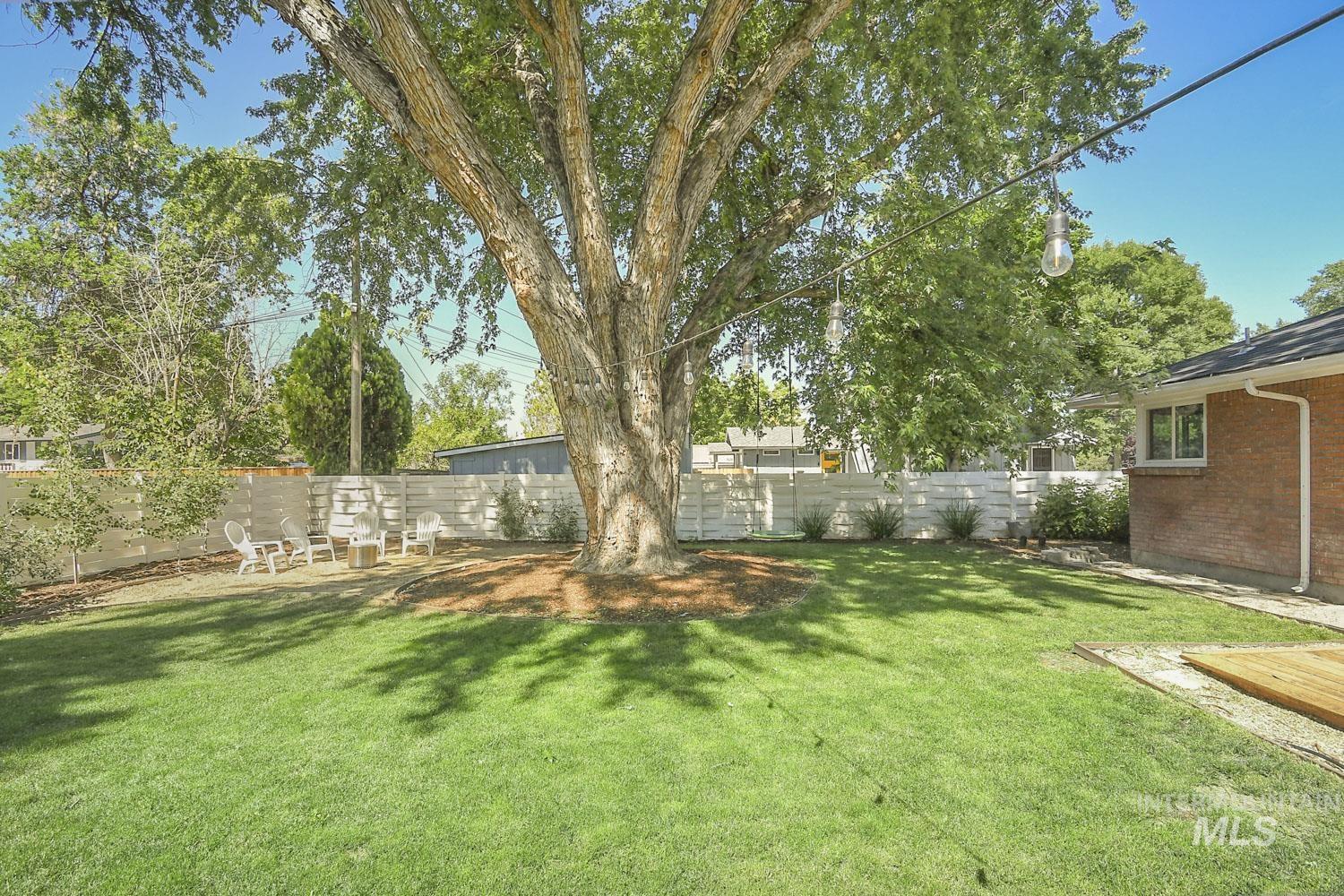 2379 W Palouse St