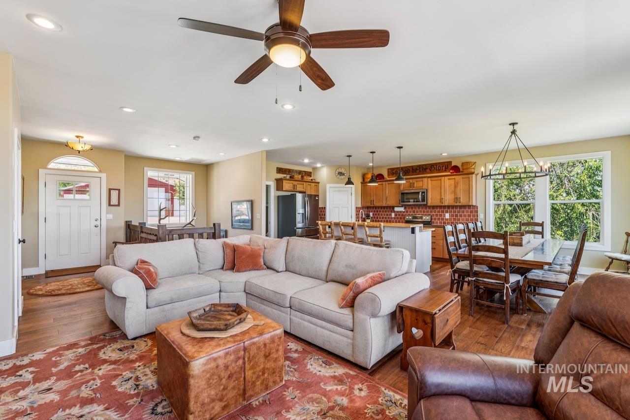 7305 Mustang Ln