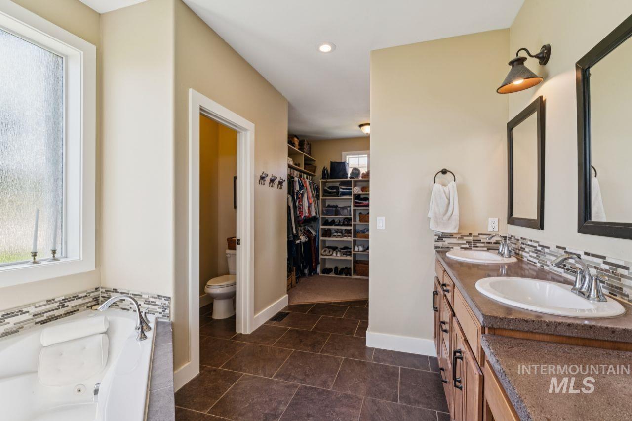 7305 Mustang Ln