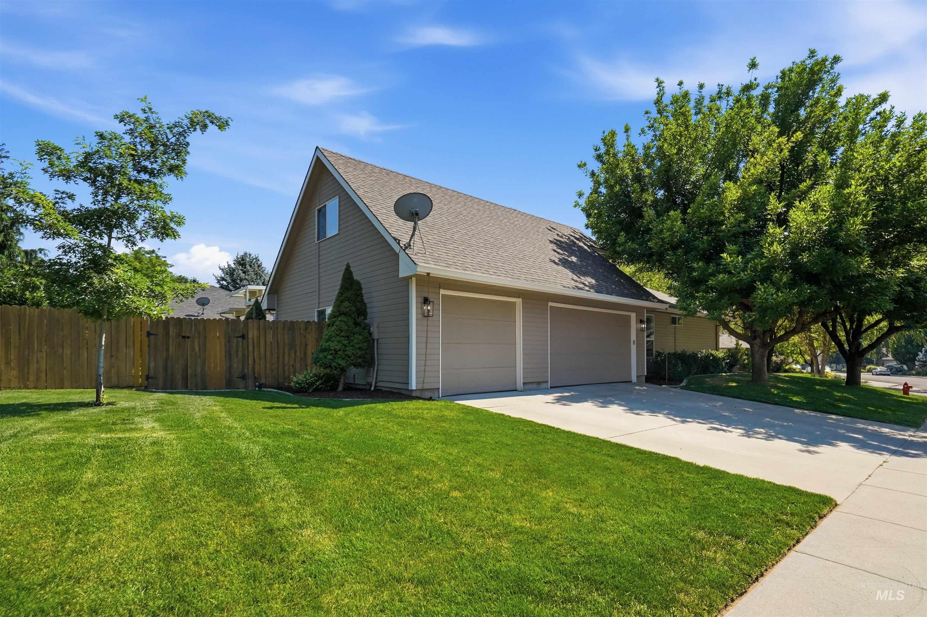 2464 E Lenox Ct