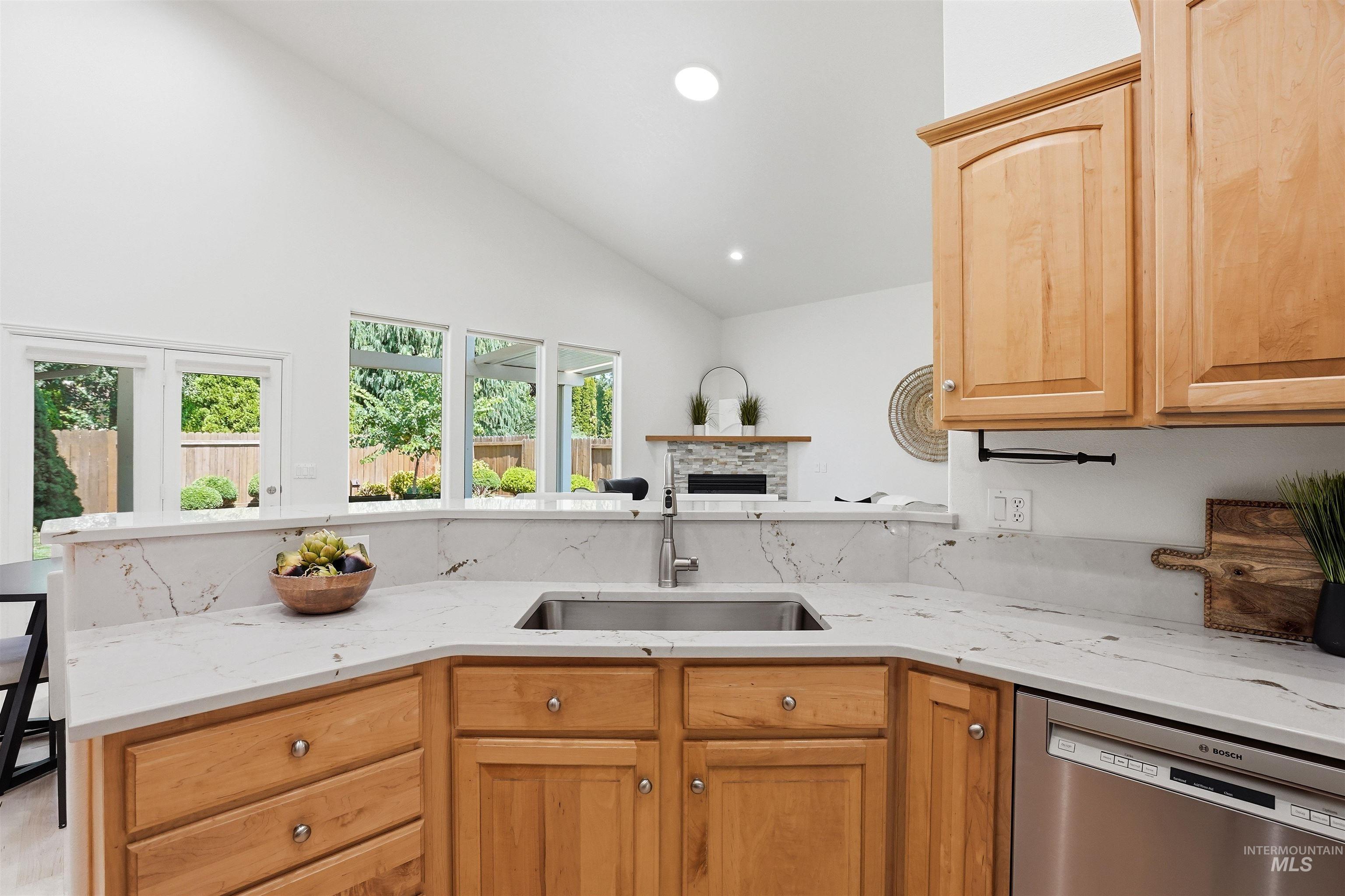 2464 E Lenox Ct