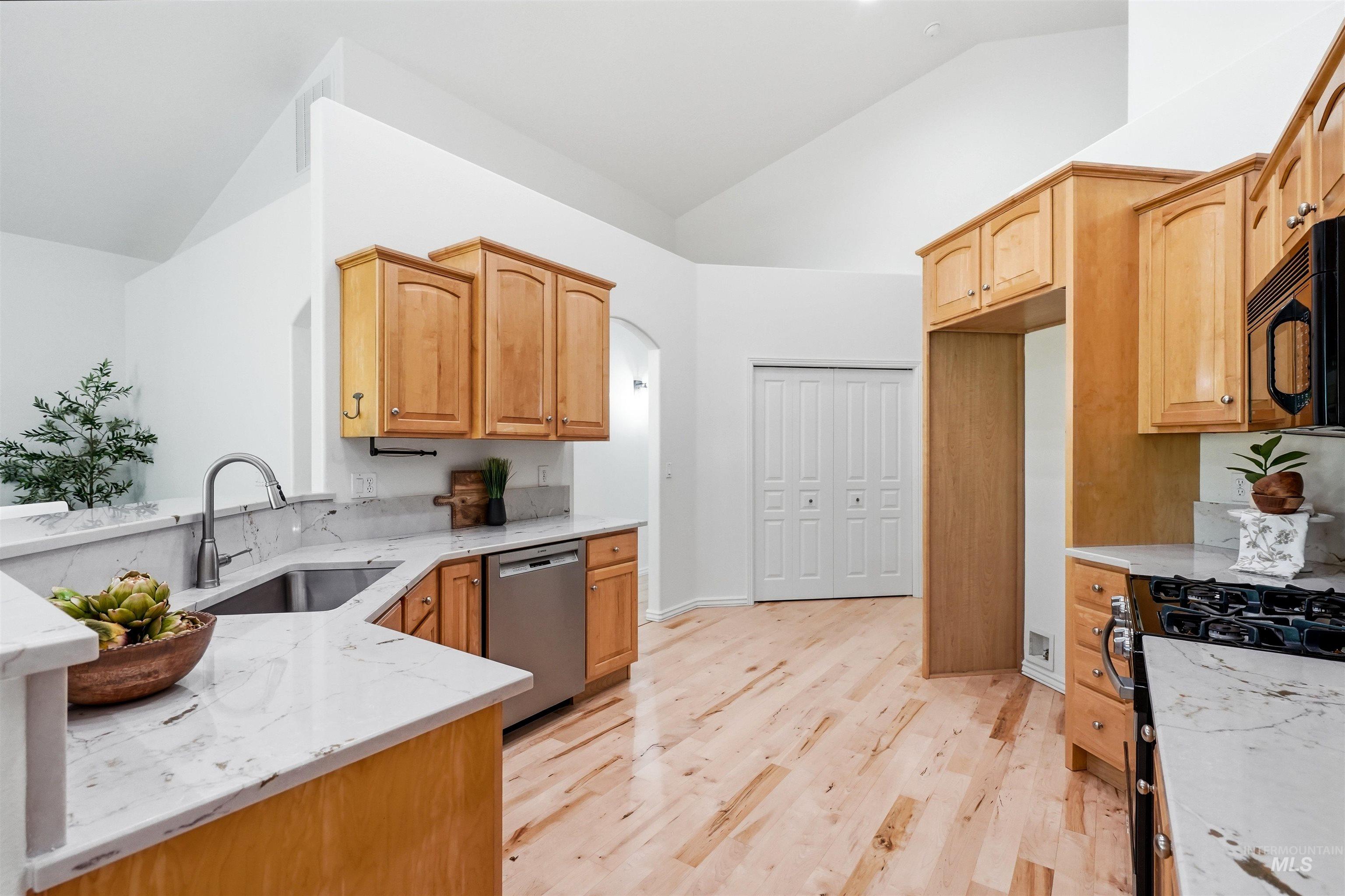 2464 E Lenox Ct