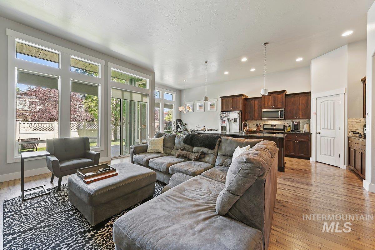 1528 W Arch Rock Street