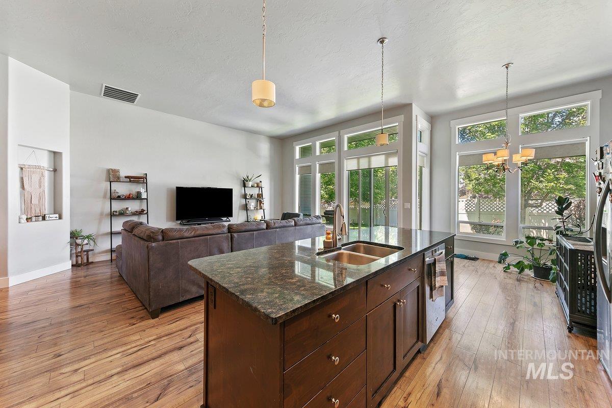 1528 W Arch Rock Street