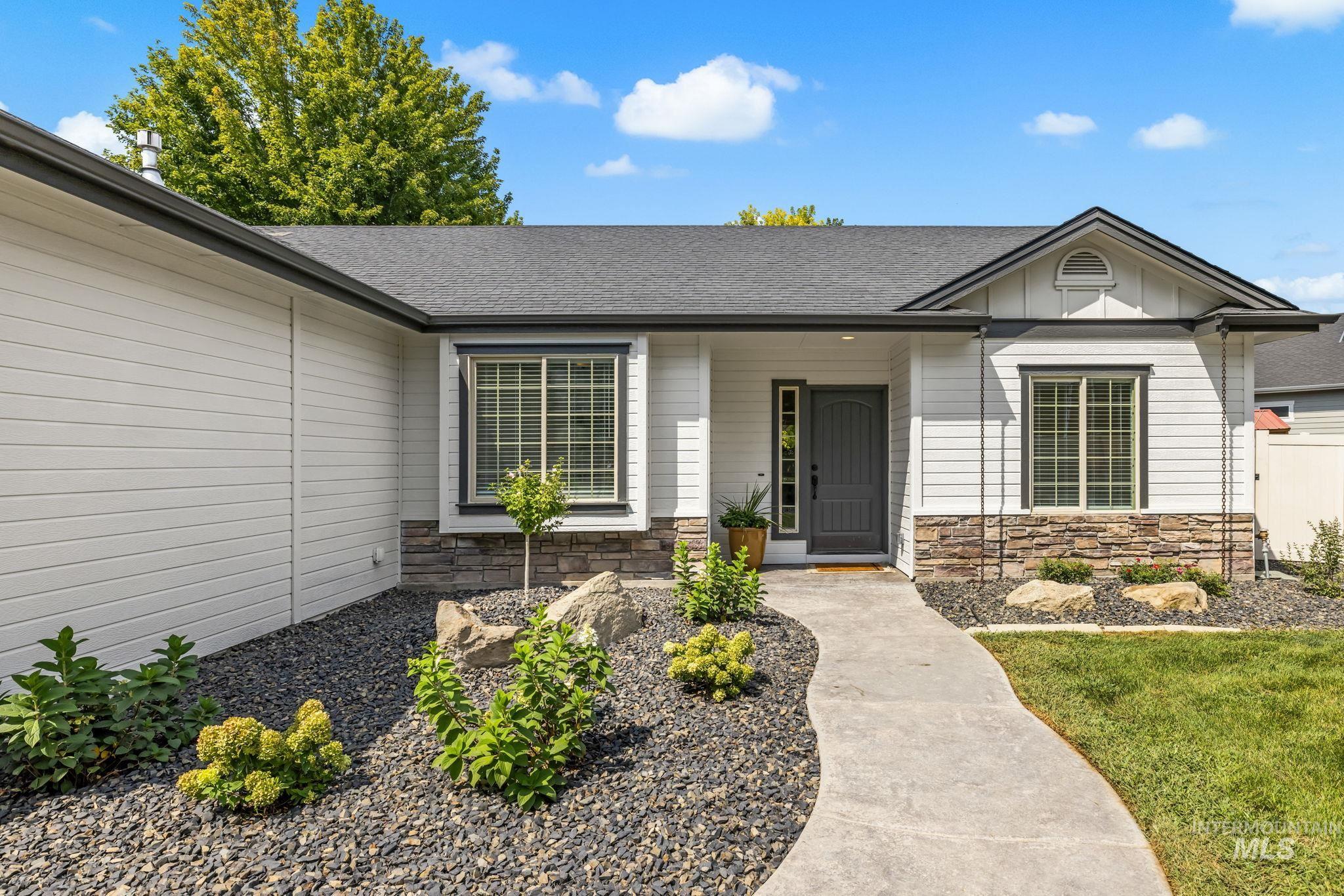 2818 E Shadowview