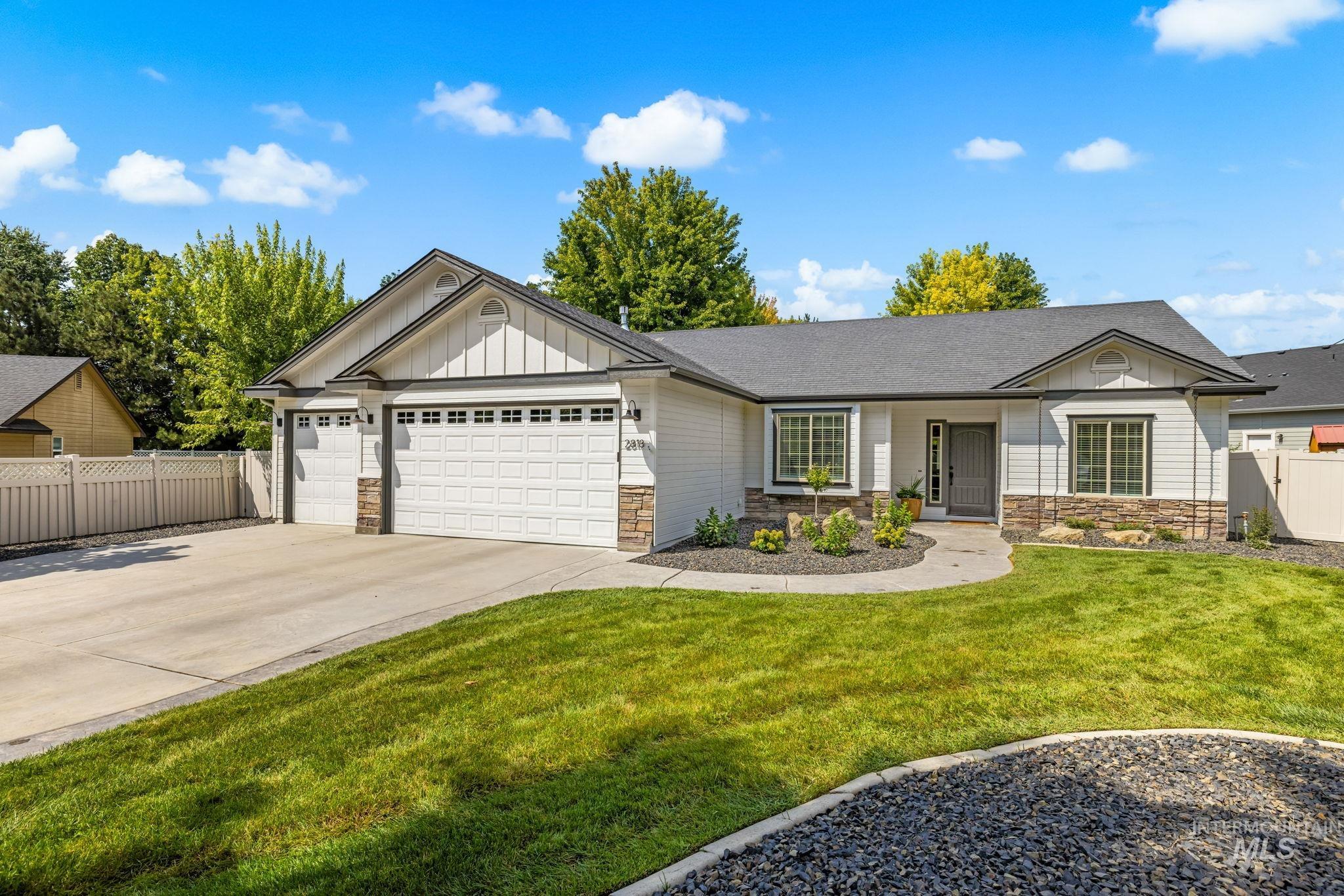 2818 E Shadowview