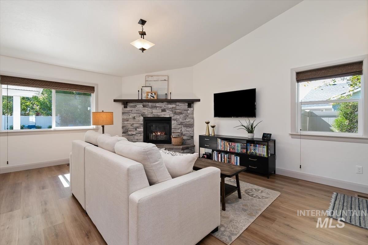 5519 W Los Flores St