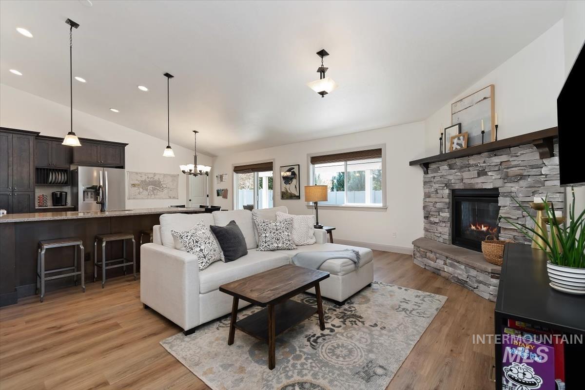 5519 W Los Flores St