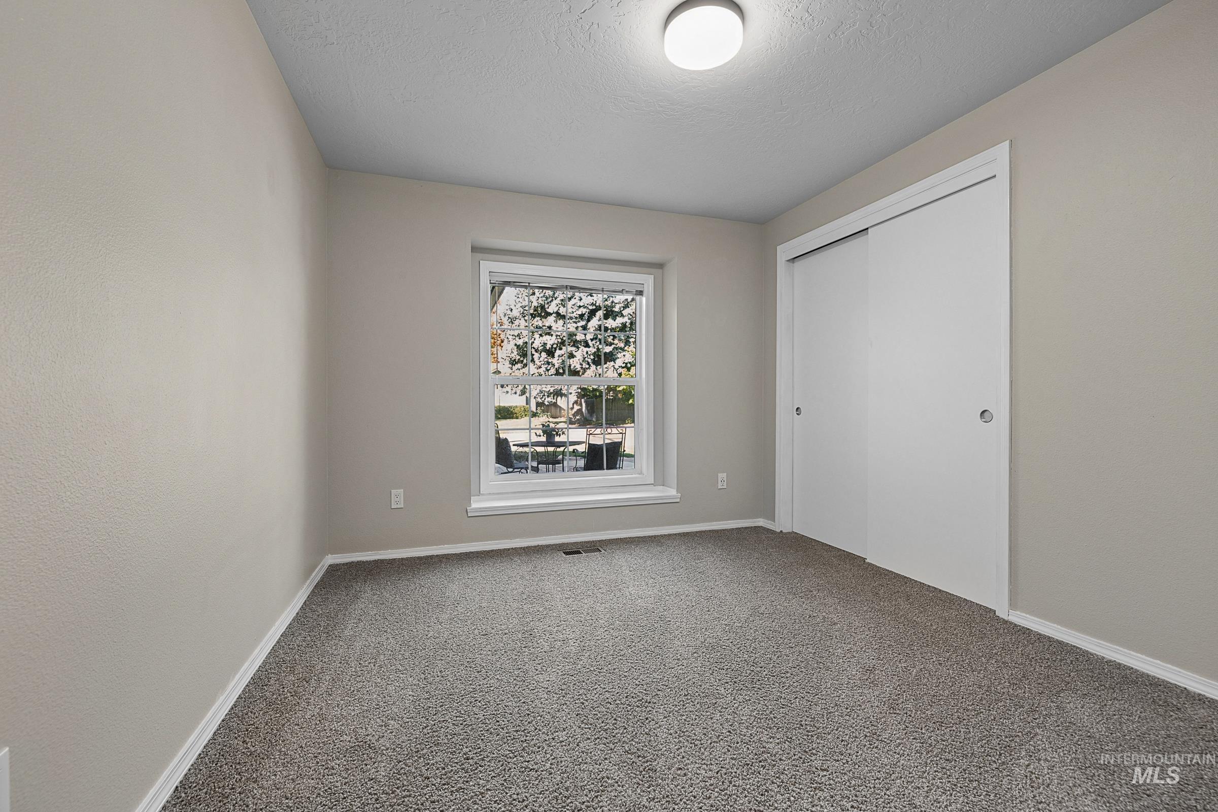 418 N Crestview Pl