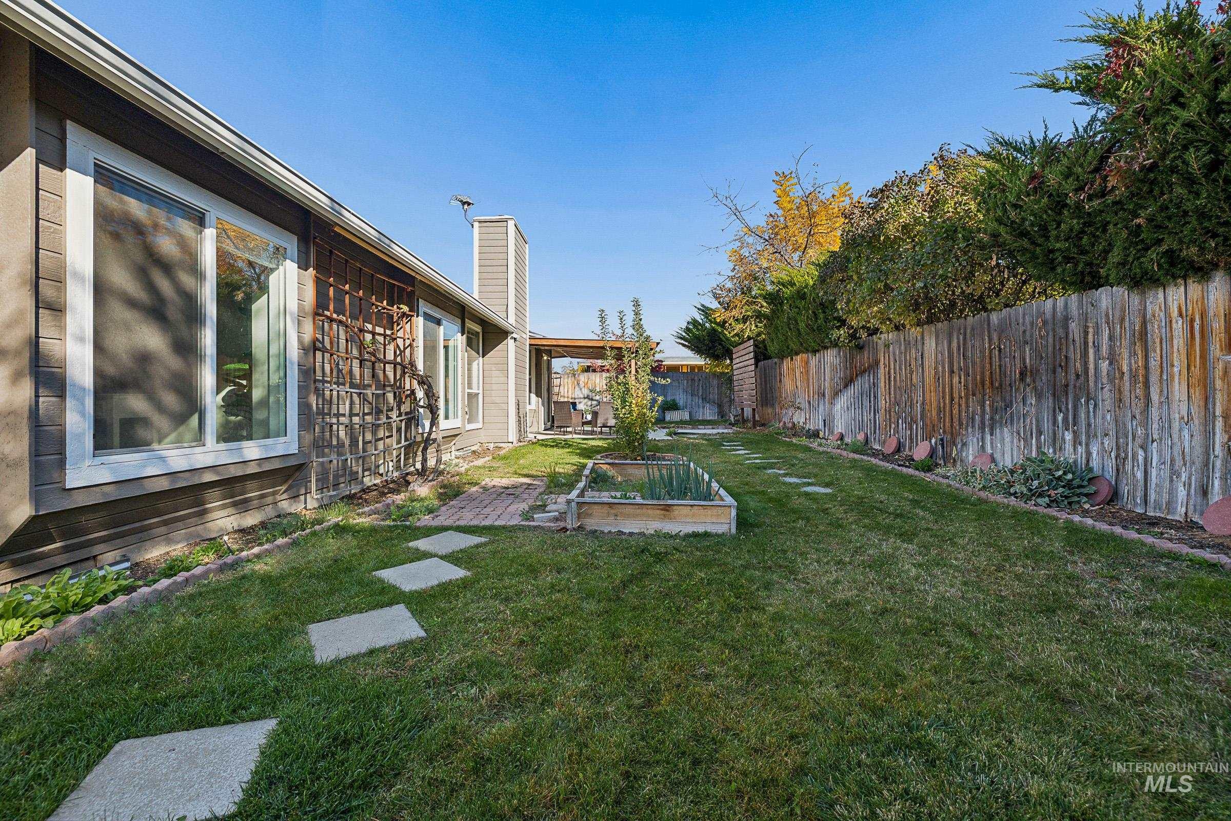 418 N Crestview Pl