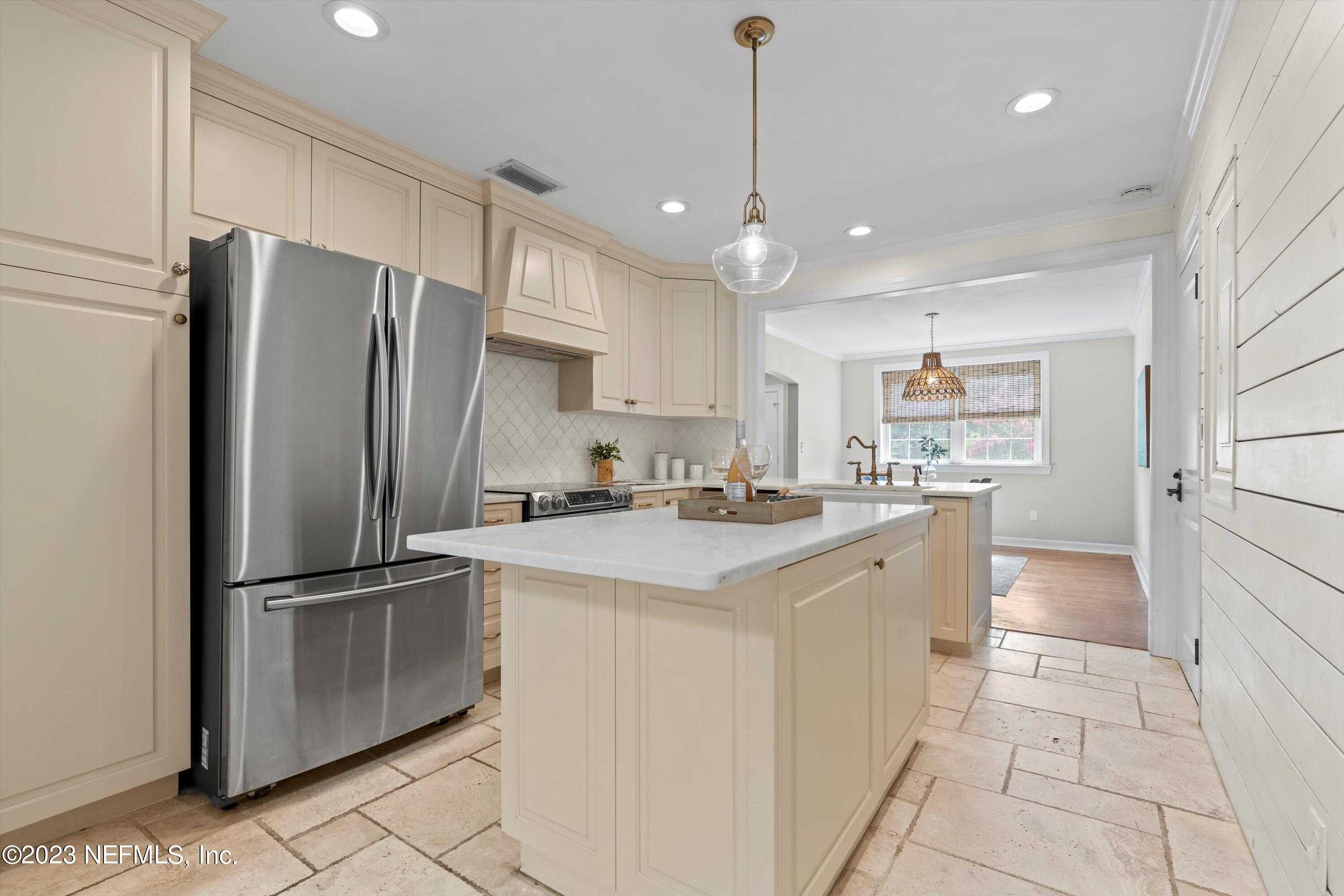 1246 HOLMESDALE Road