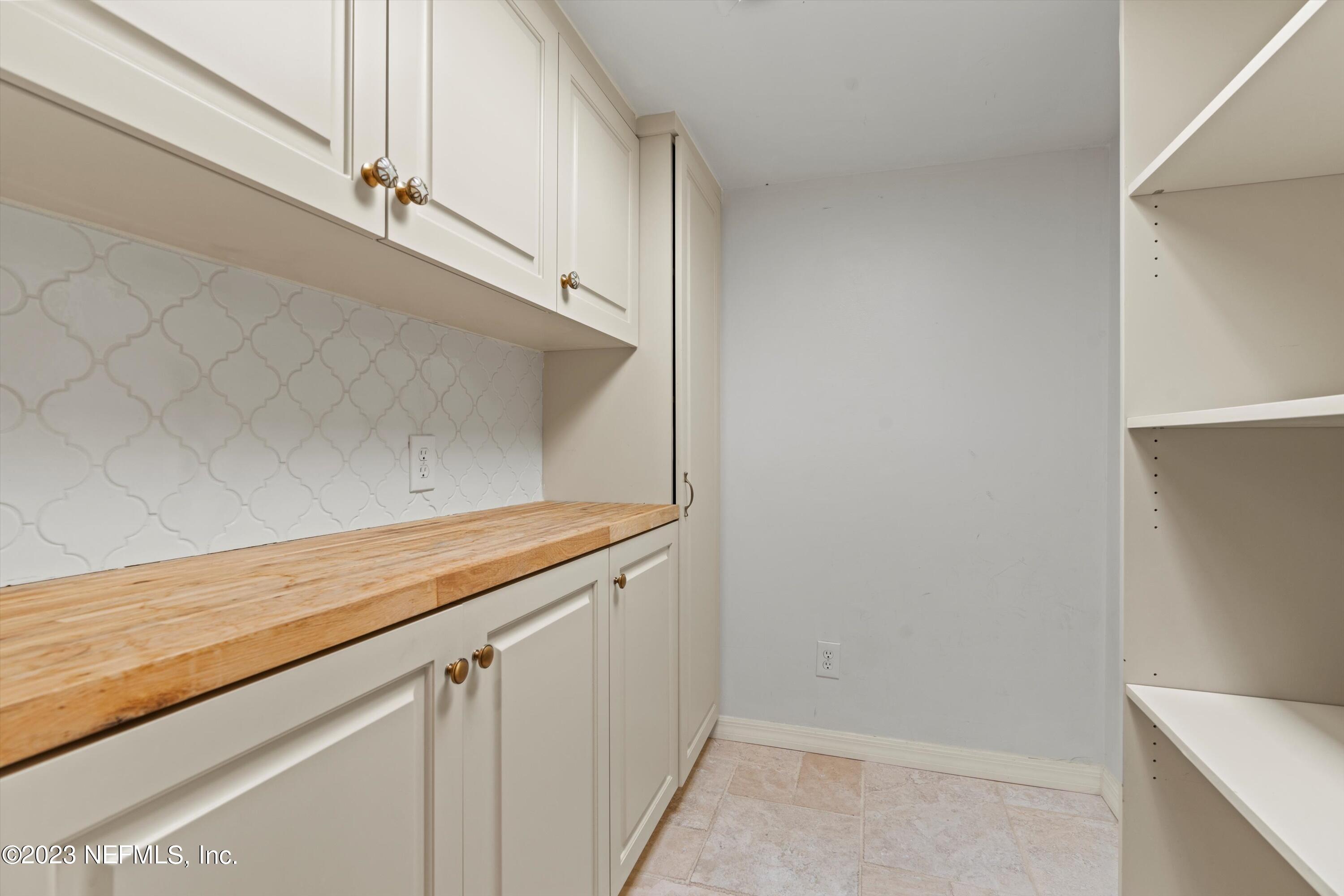 1246 HOLMESDALE Road