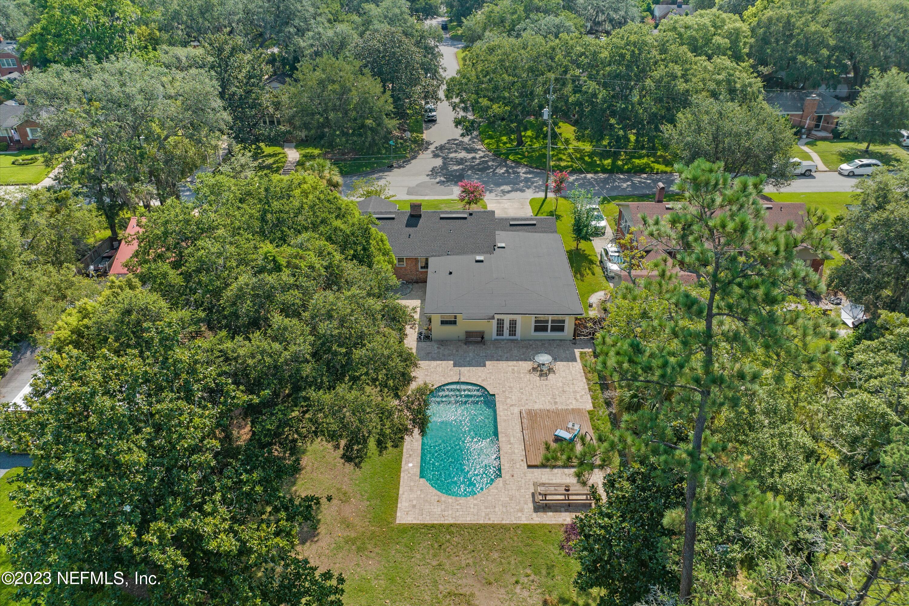 1246 HOLMESDALE Road