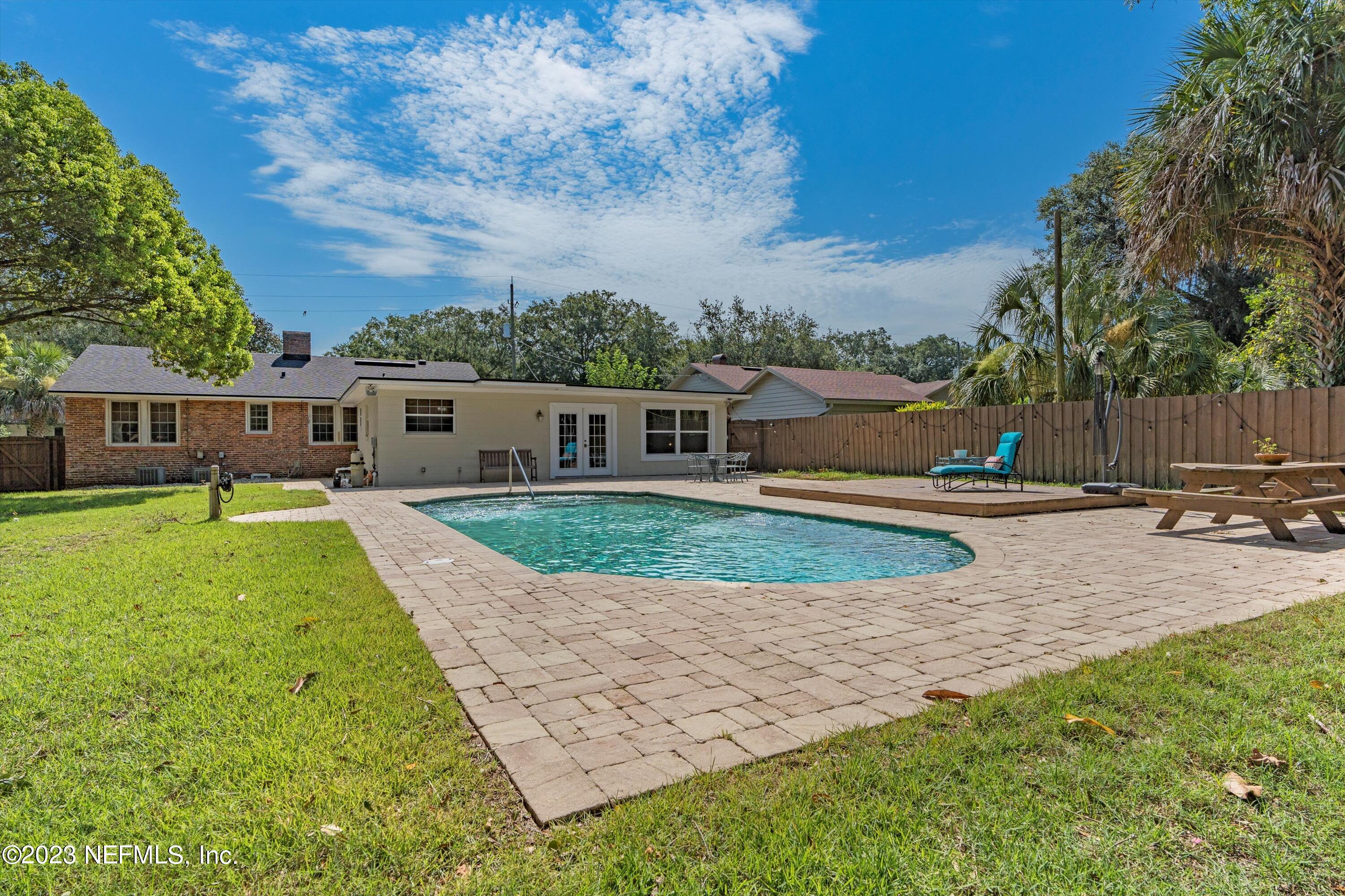 1246 HOLMESDALE Road