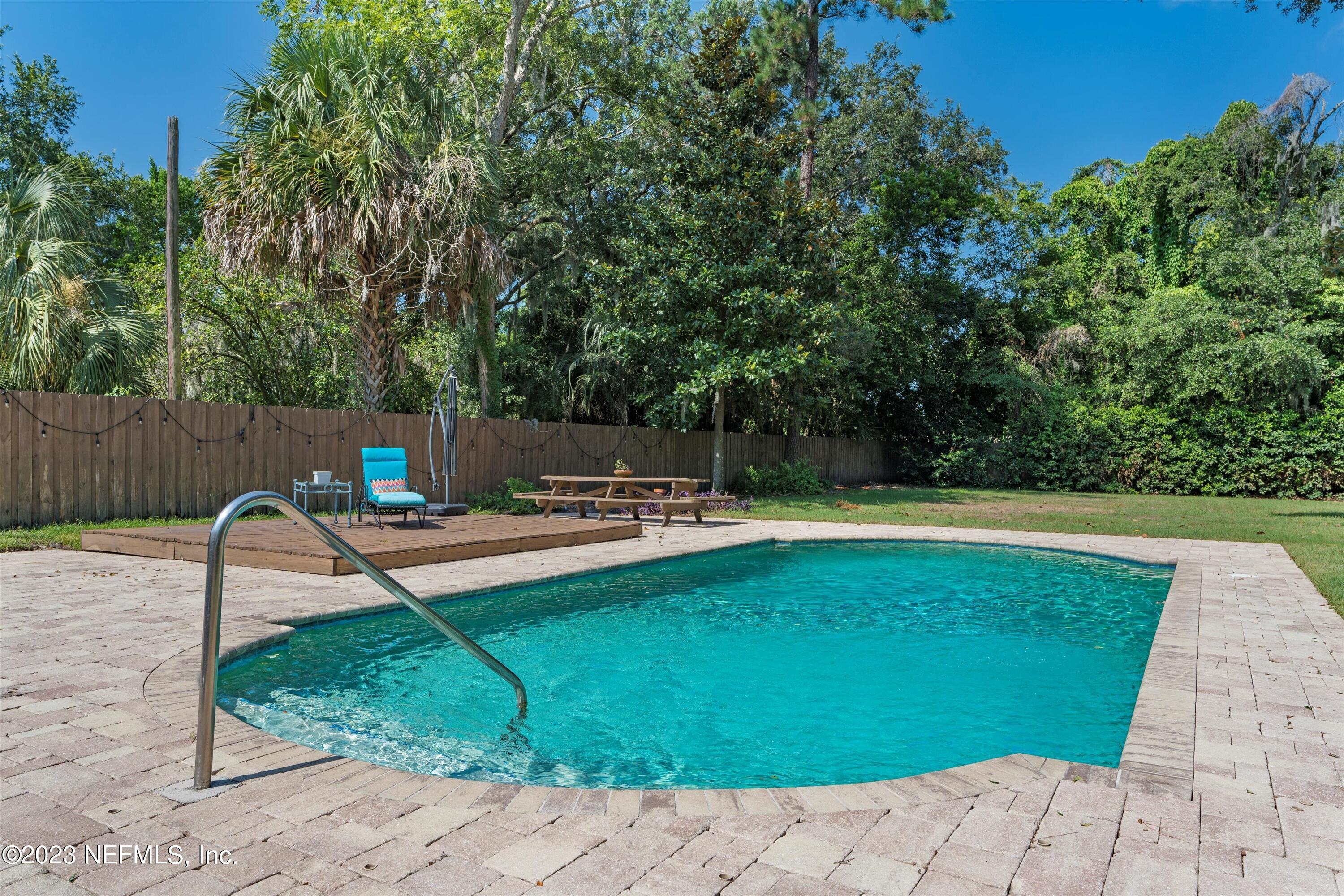 1246 HOLMESDALE Road