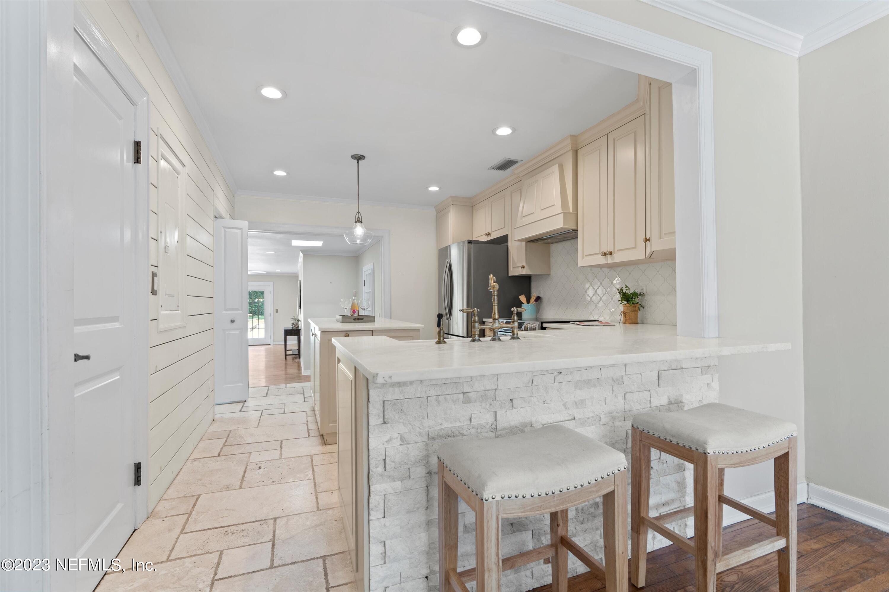 1246 HOLMESDALE Road