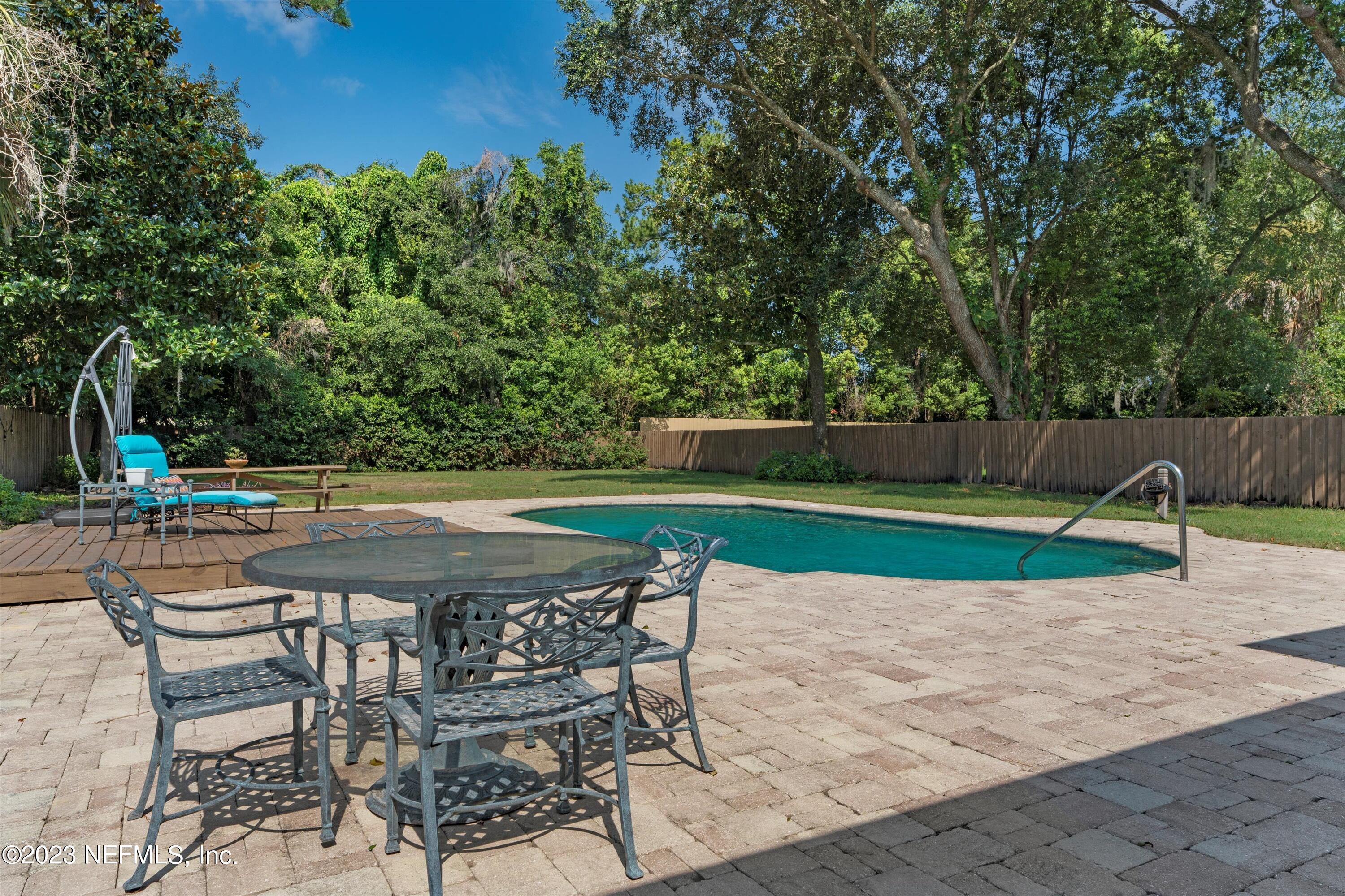 1246 HOLMESDALE Road