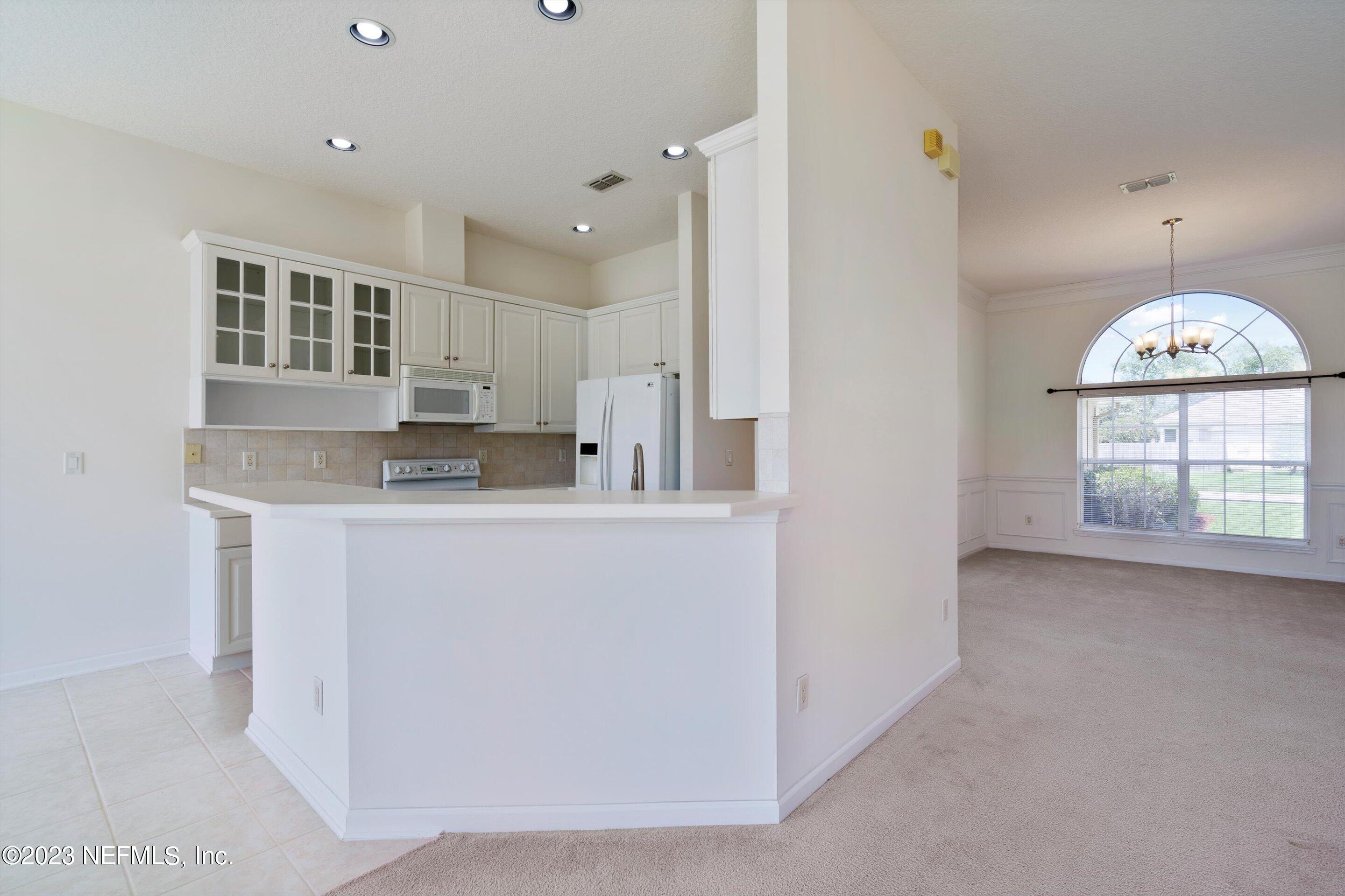 529 E SILVERTHORN Lane