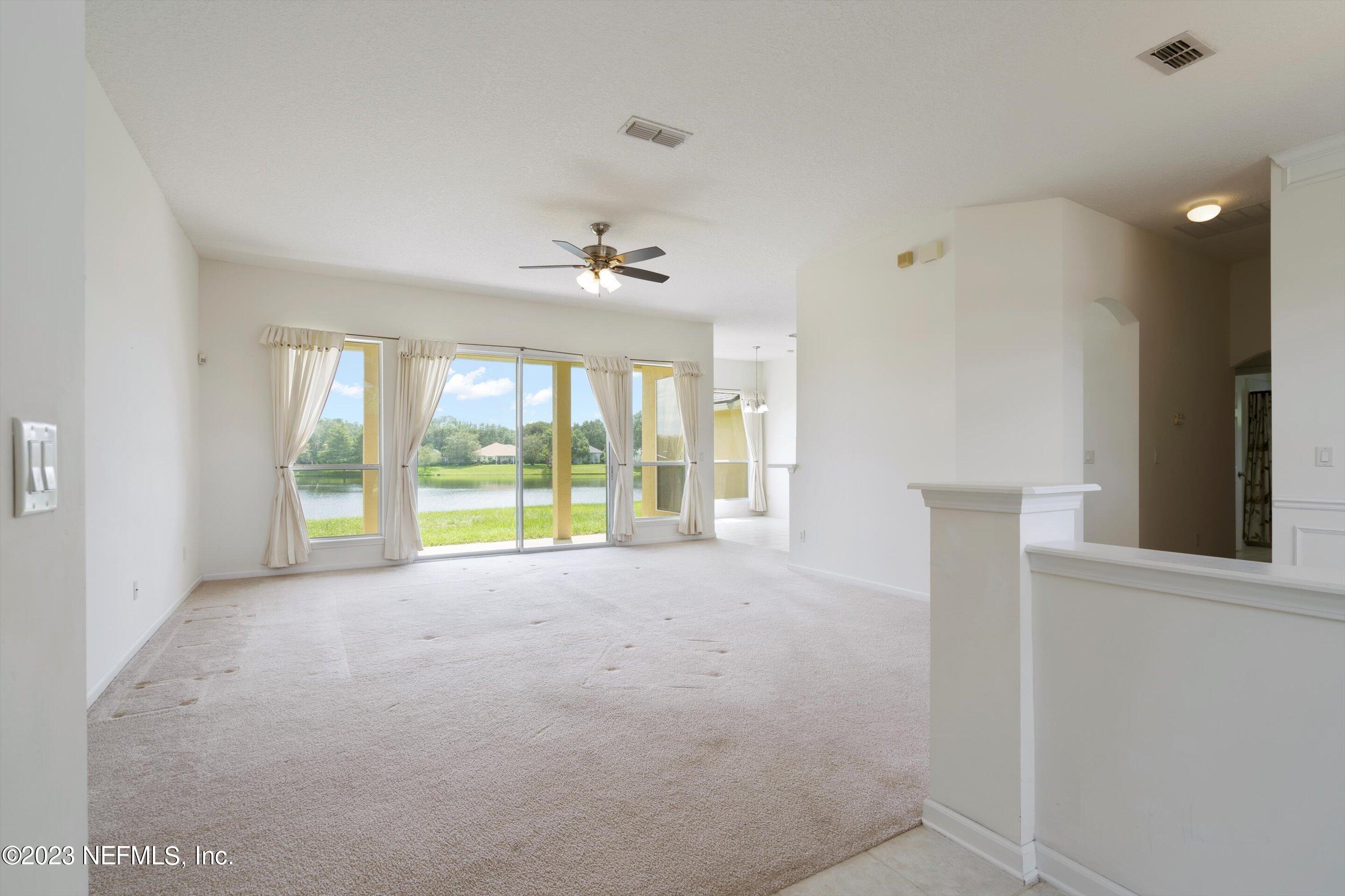 529 E SILVERTHORN Lane