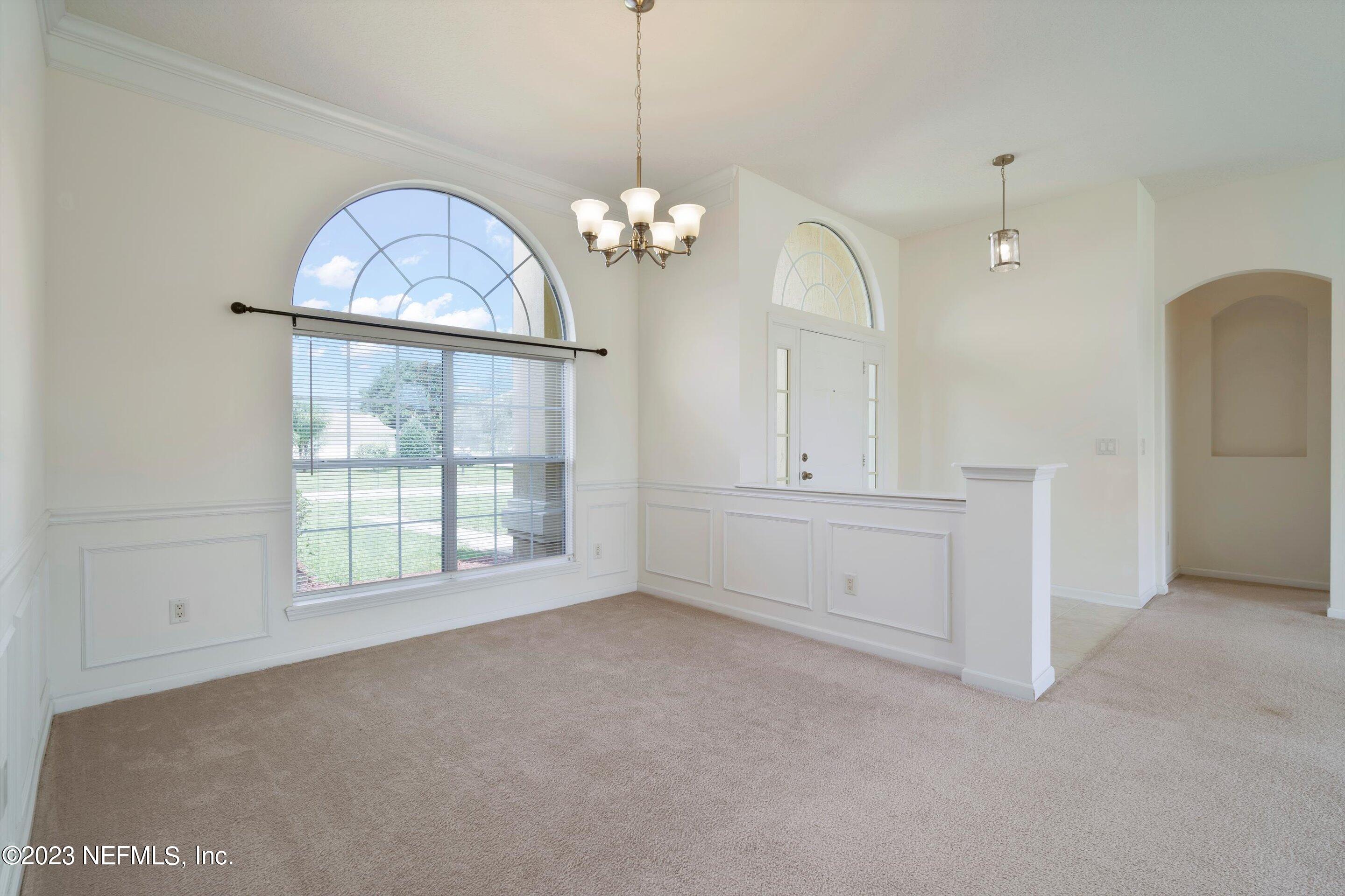 529 E SILVERTHORN Lane