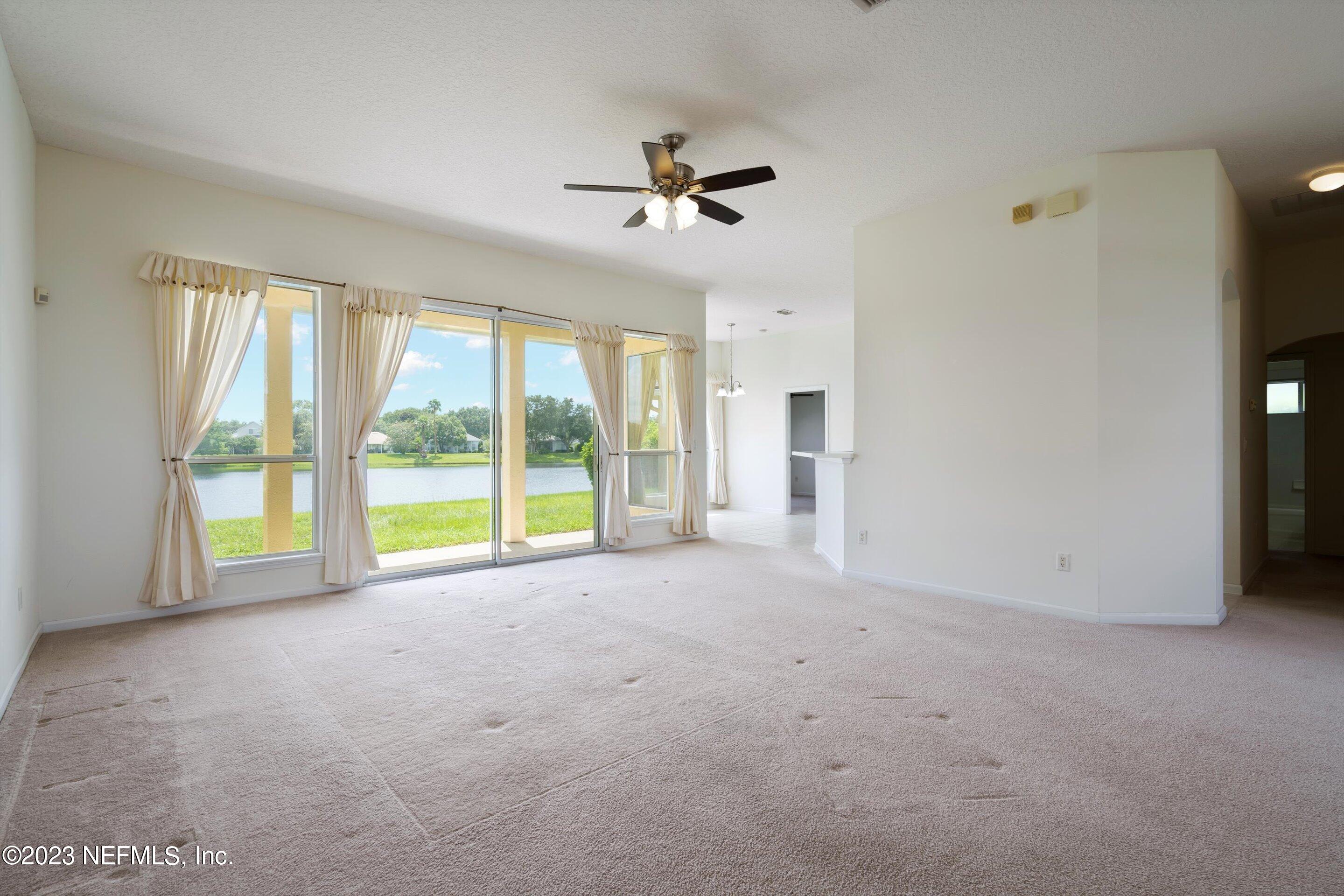 529 E SILVERTHORN Lane