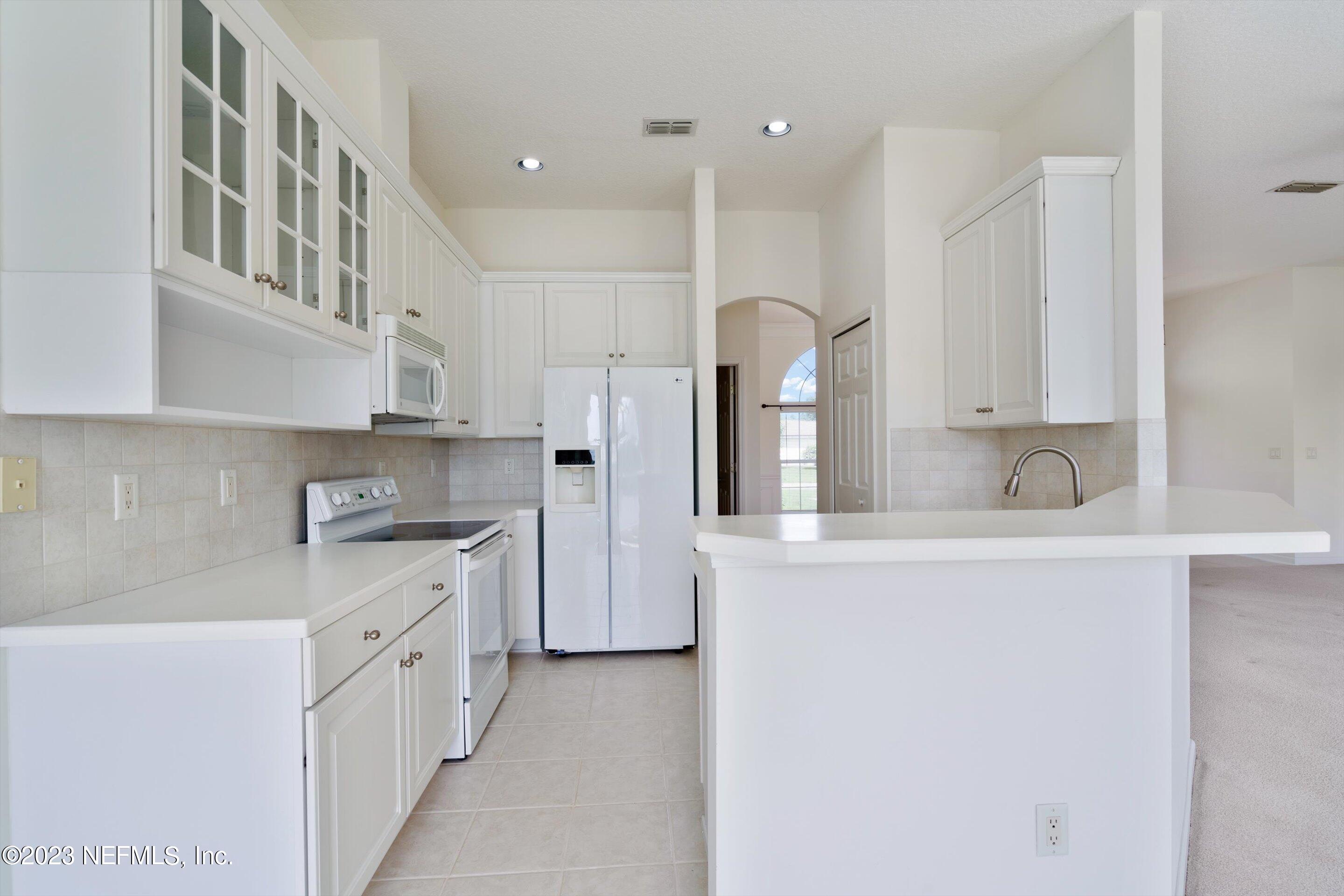 529 E SILVERTHORN Lane