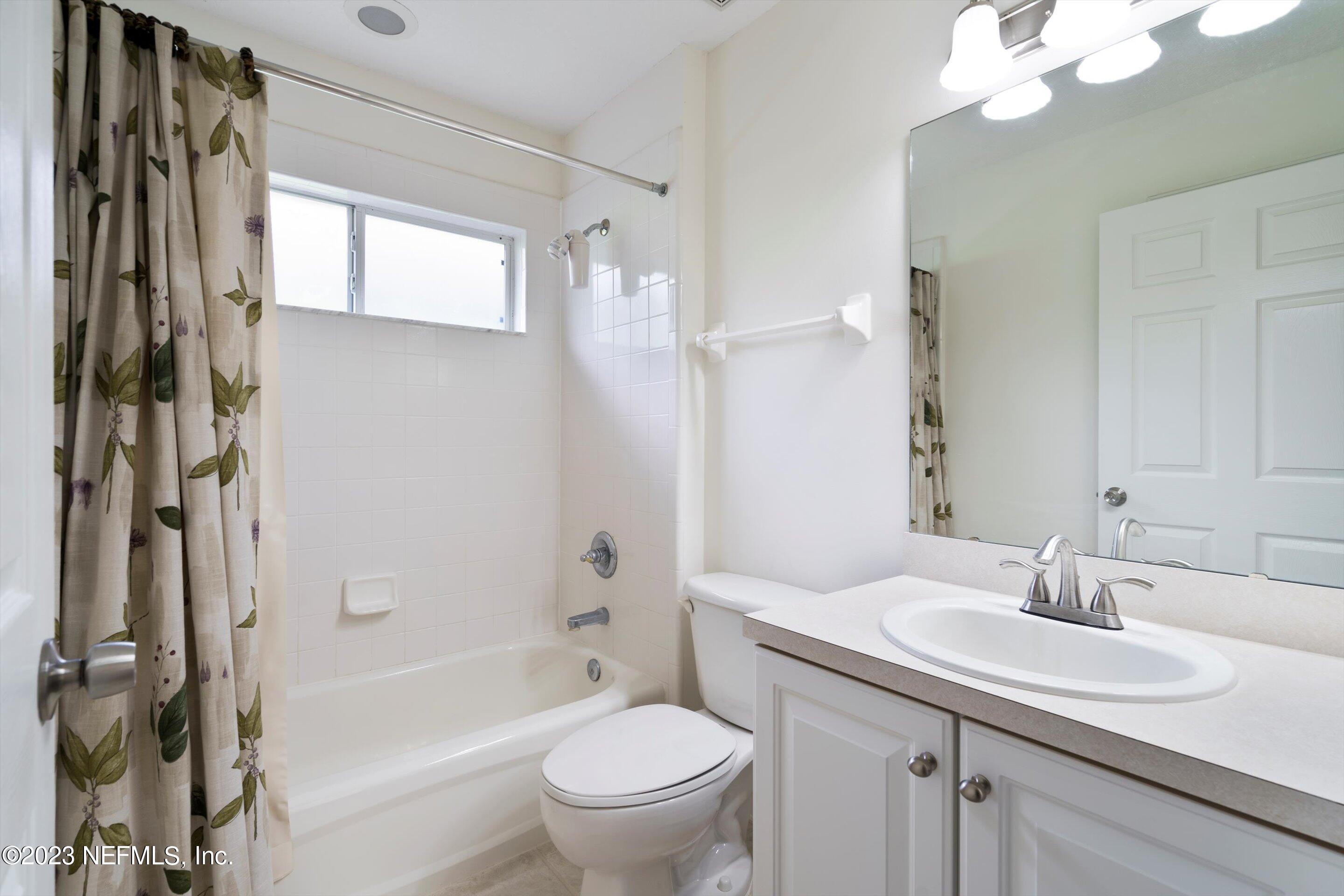 529 E SILVERTHORN Lane