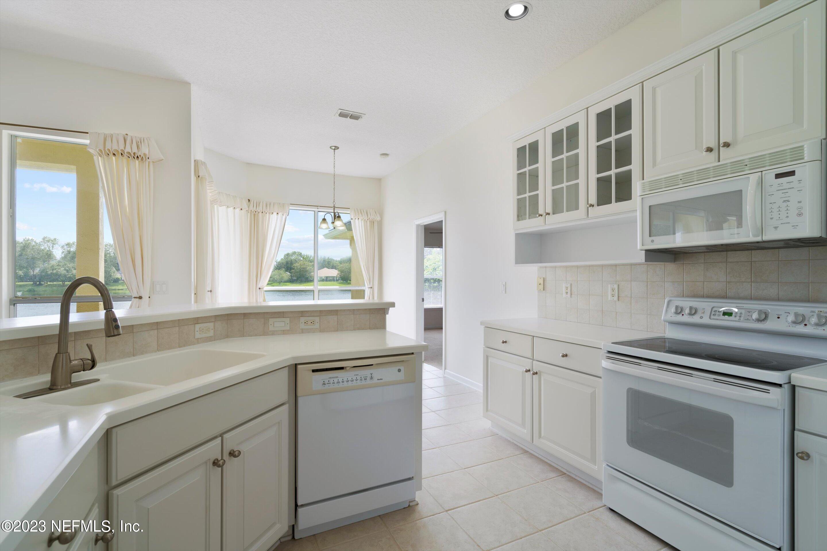 529 E SILVERTHORN Lane