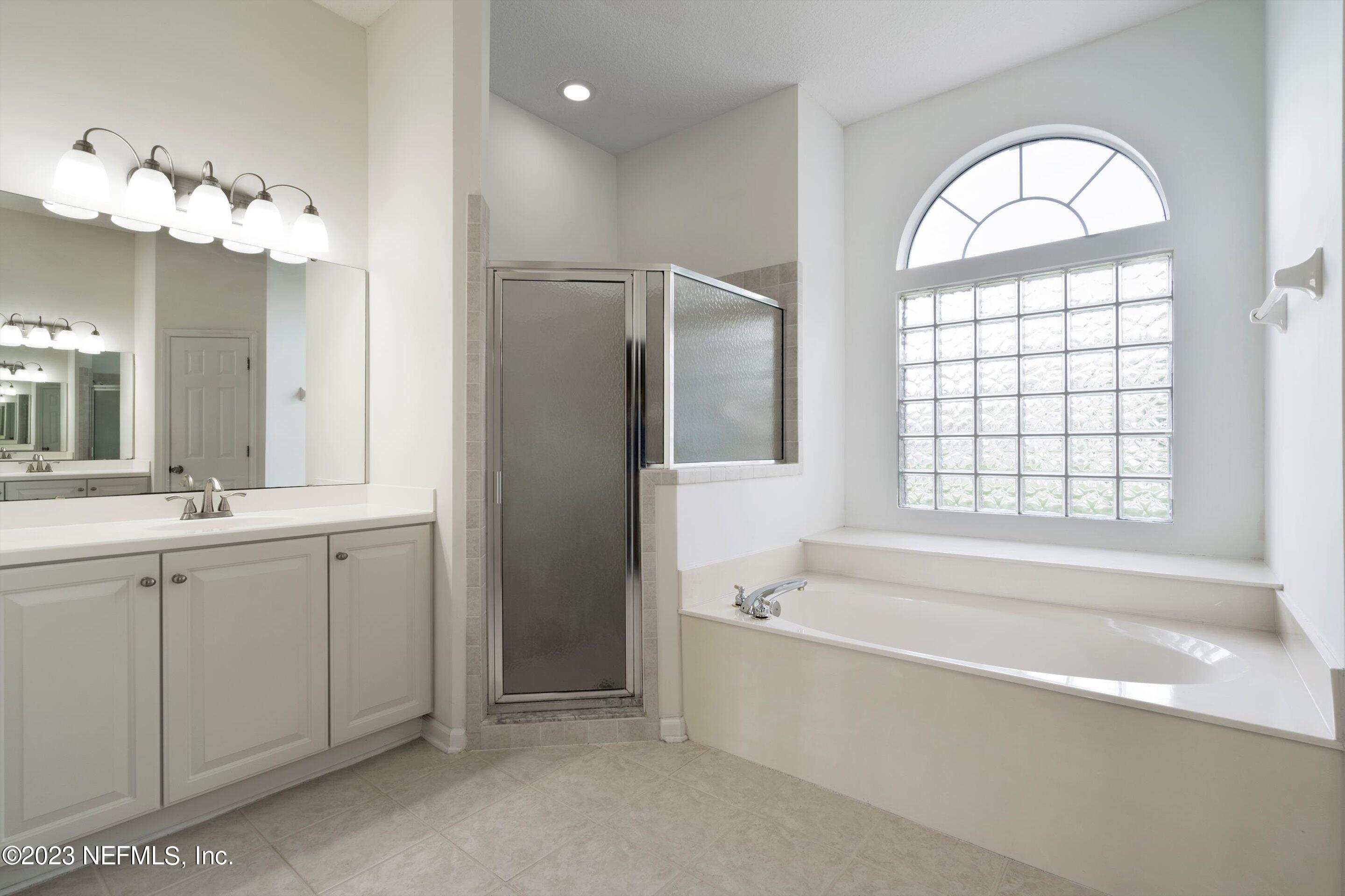 529 E SILVERTHORN Lane