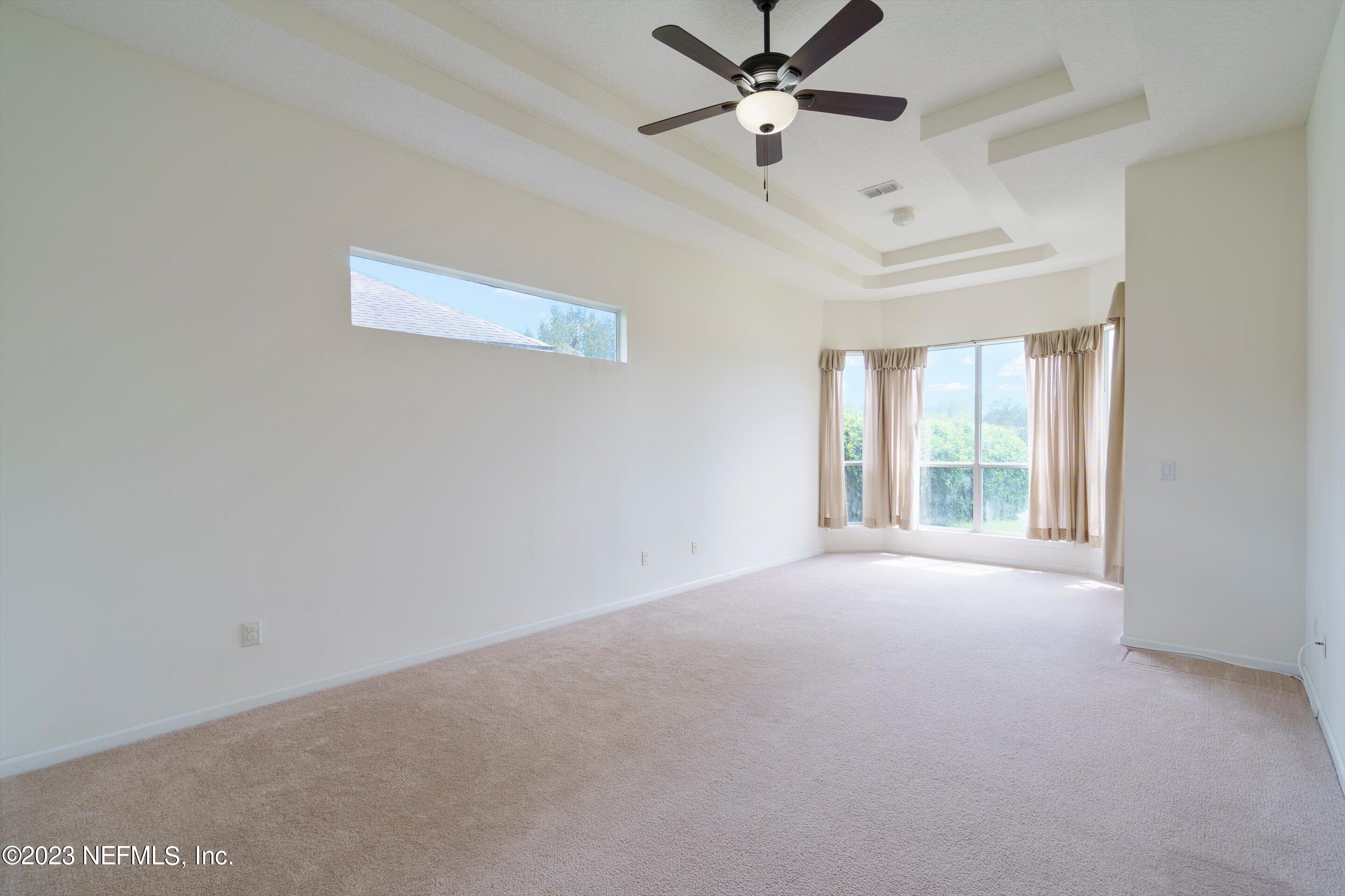 529 E SILVERTHORN Lane