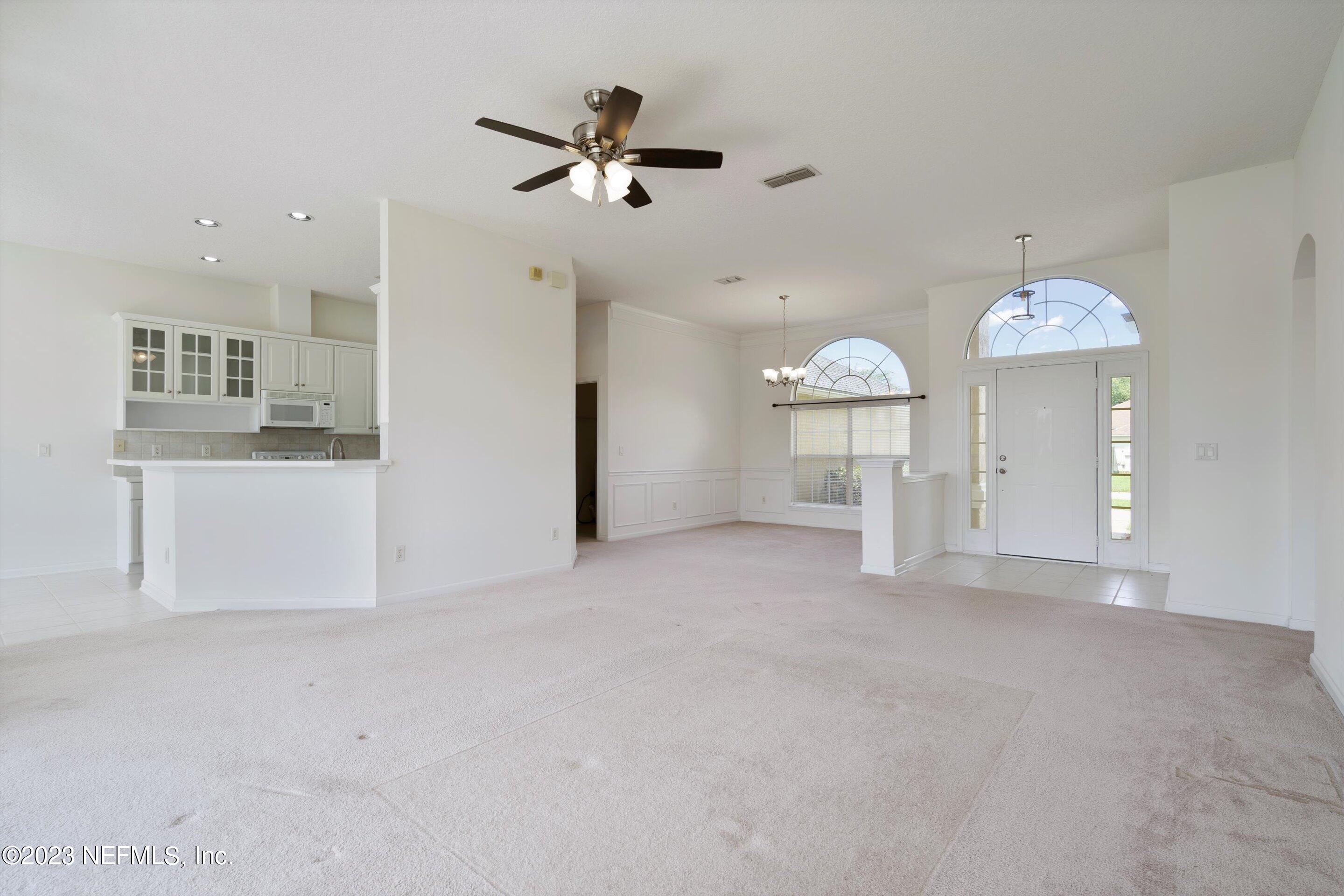 529 E SILVERTHORN Lane