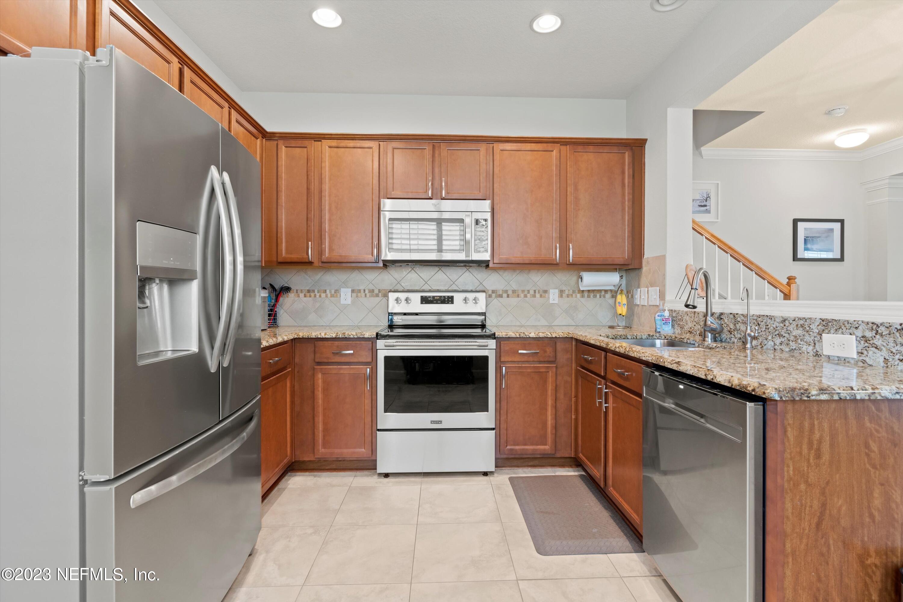 6854 ROUNDLEAF Drive