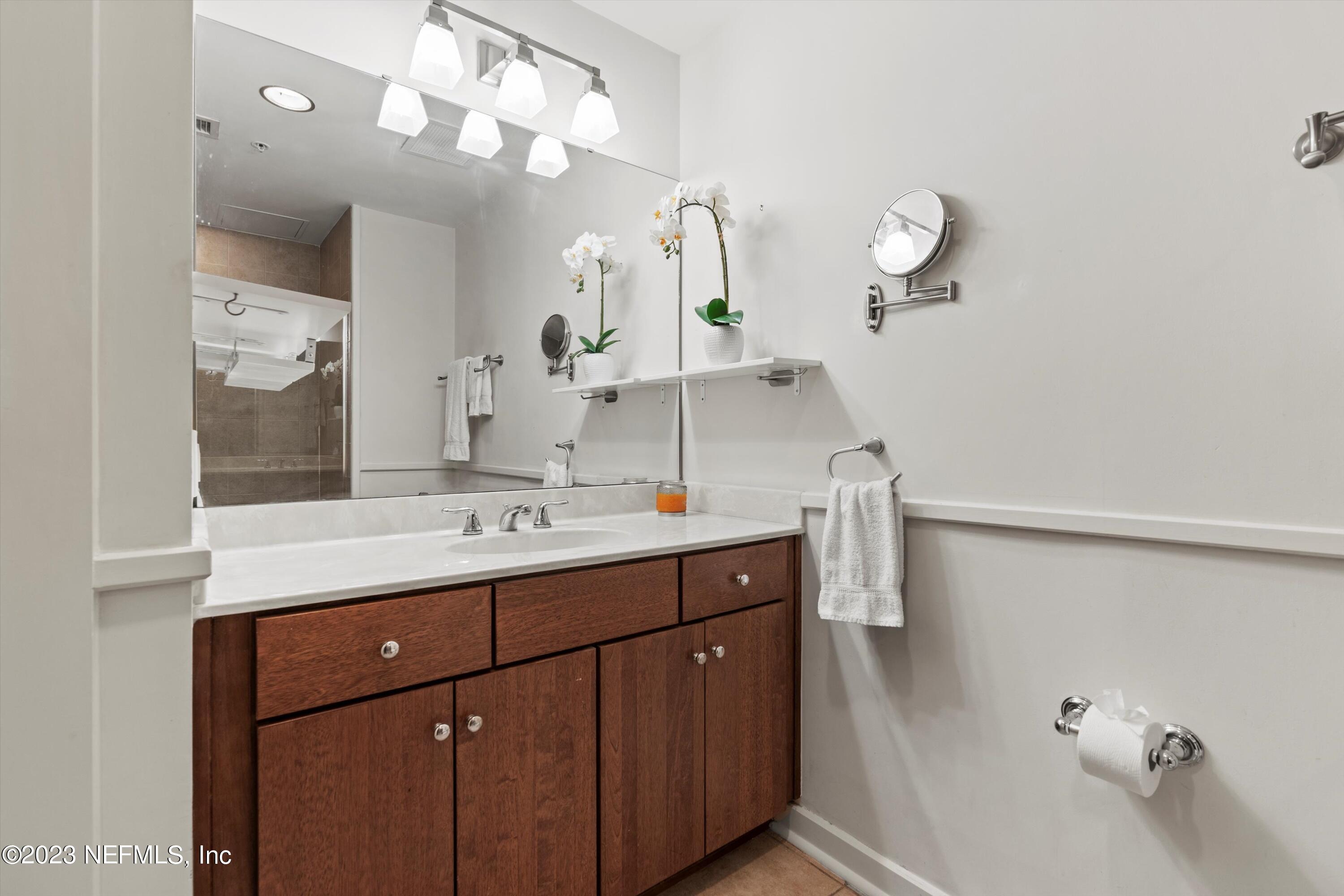 1661 RIVERSIDE Avenue, 211