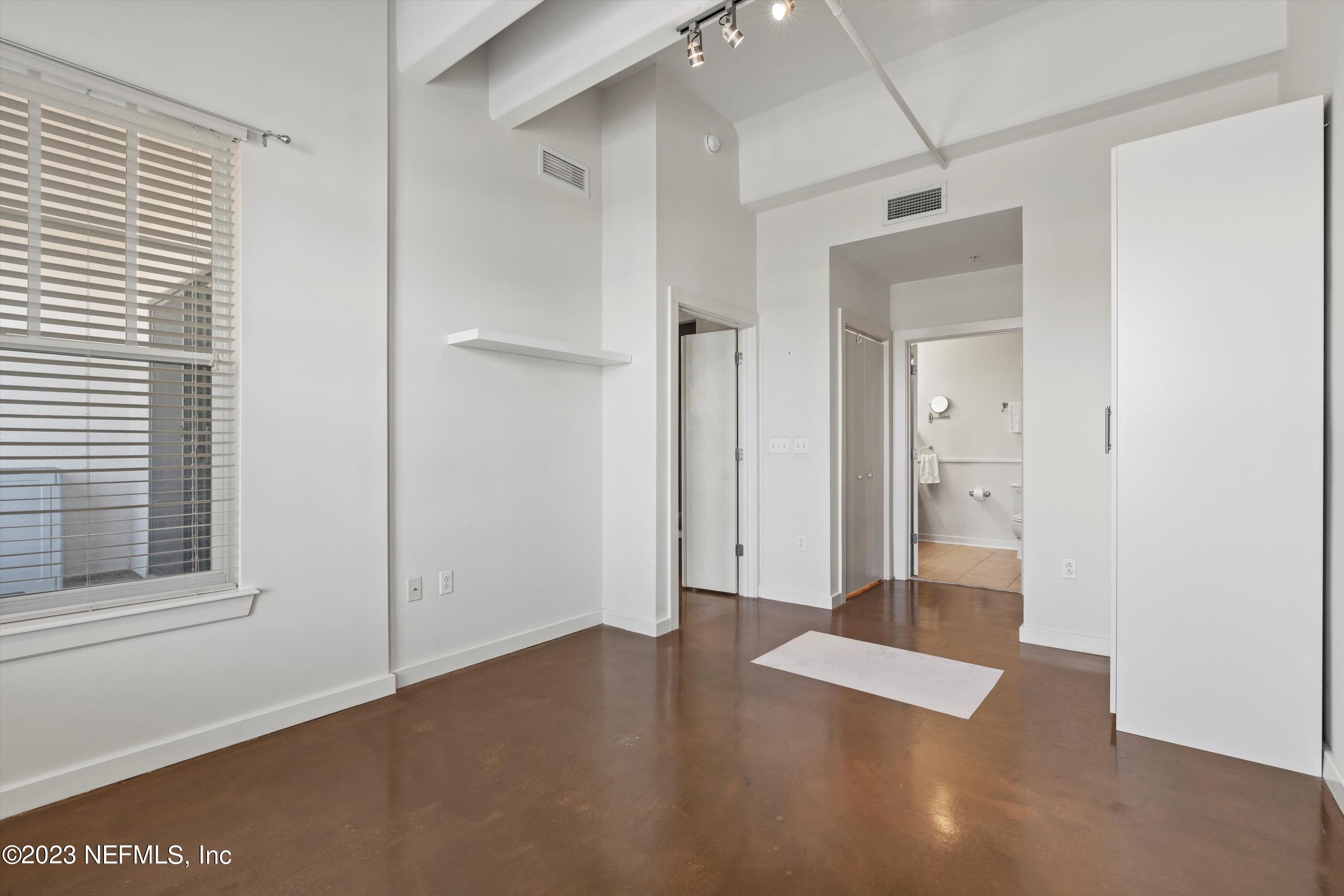 1661 RIVERSIDE Avenue, 211