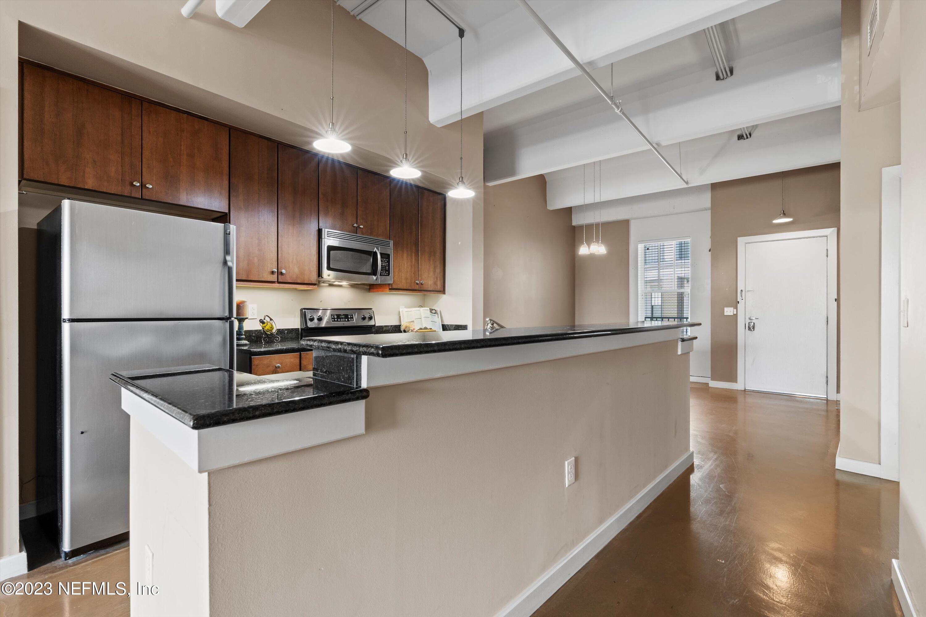 1661 RIVERSIDE Avenue, 211